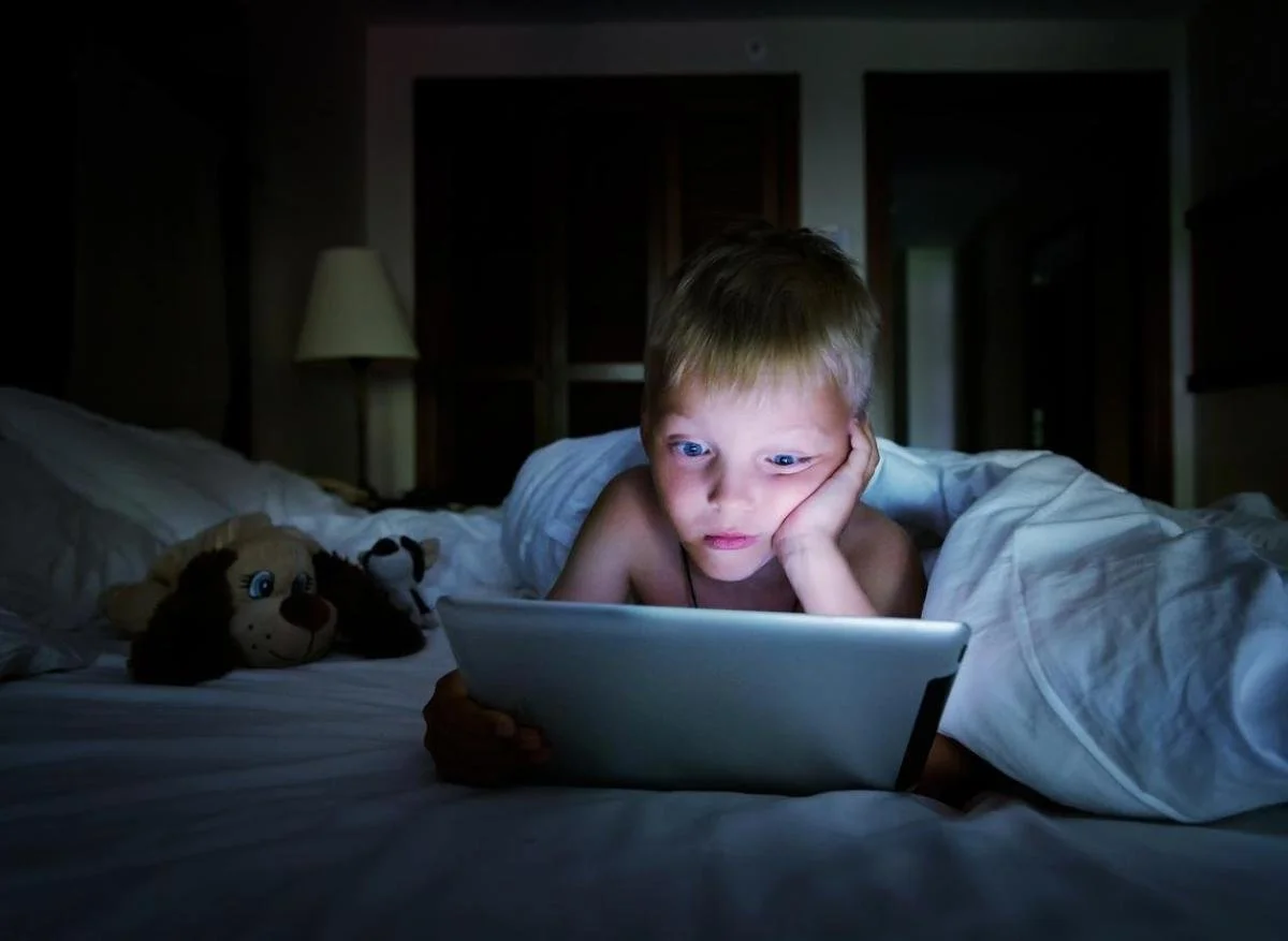 Myopie numérique et enfants (Focus sur la lumière bleue)