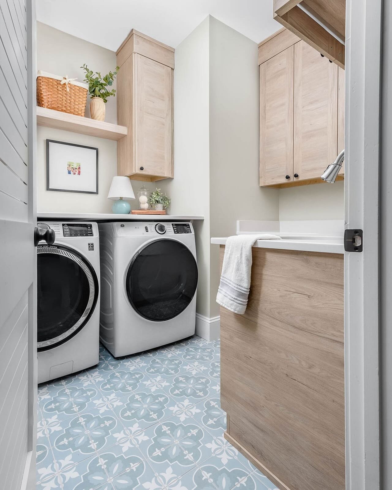 Whimsical tile, warm tones and even a colorful lamp and cutie plants are just a few ways to make laundry day (or in my fellow mama&rsquo;s cases, every day) feel less daunting. 

📸 @sma.photography.nc 
🔨 @wakeremodeling 
🩵 @triangletileandstoneofn