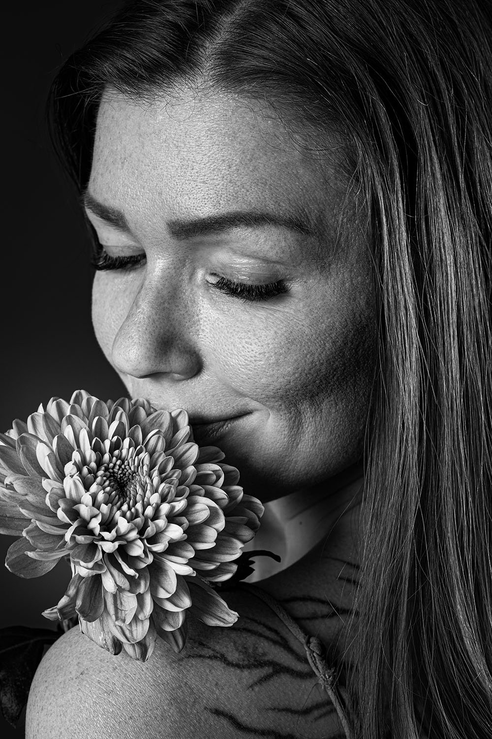 woman in black and white portret holding flower