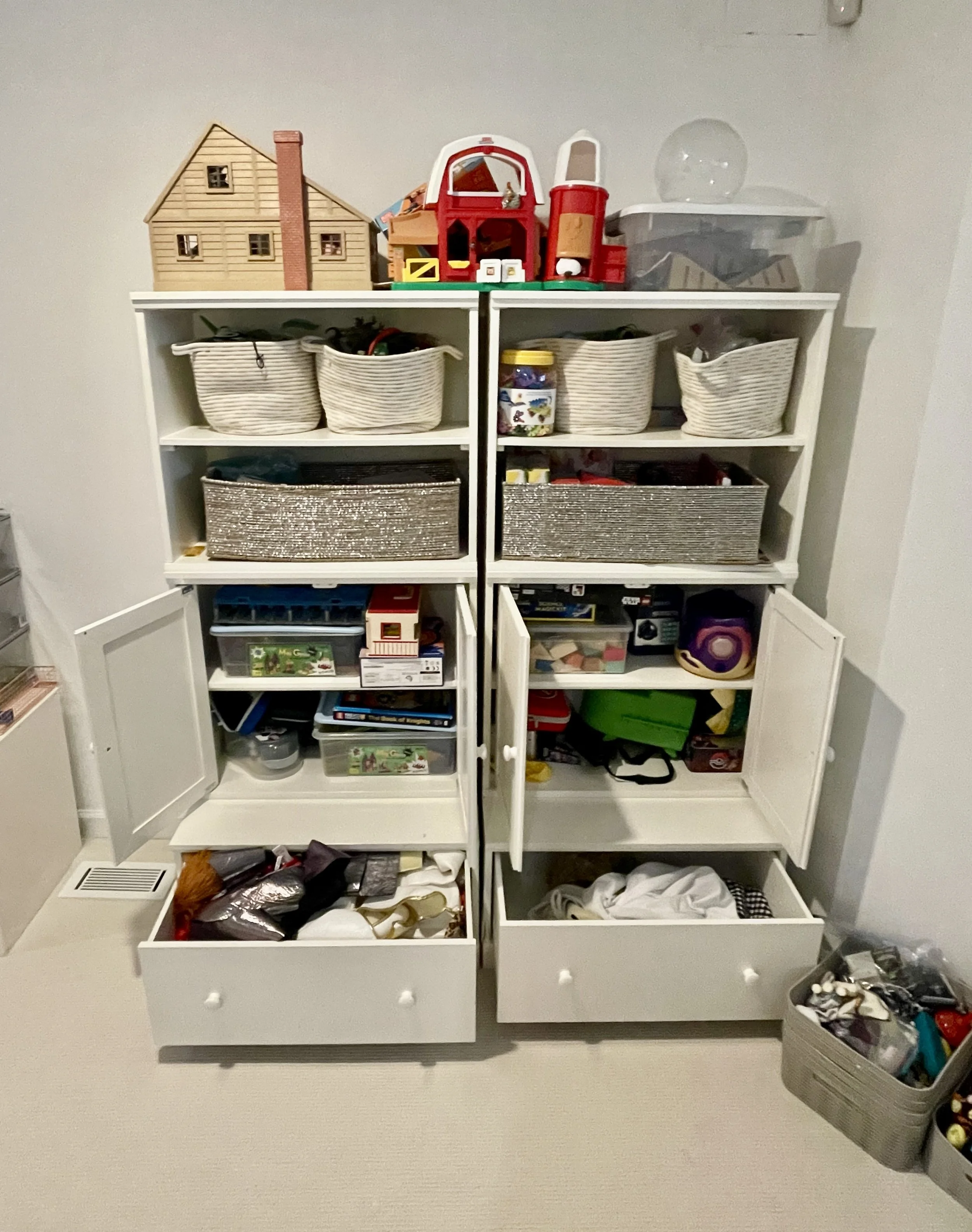 Professional Home Organizer in Chicago. Kids playroom before organizing.