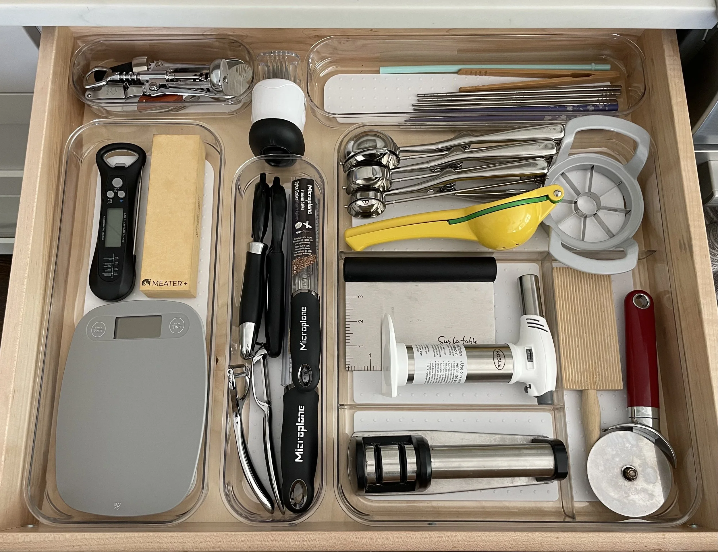 Professional Home Organizer in Chicago. Kitchen pantry drawers after organizing.