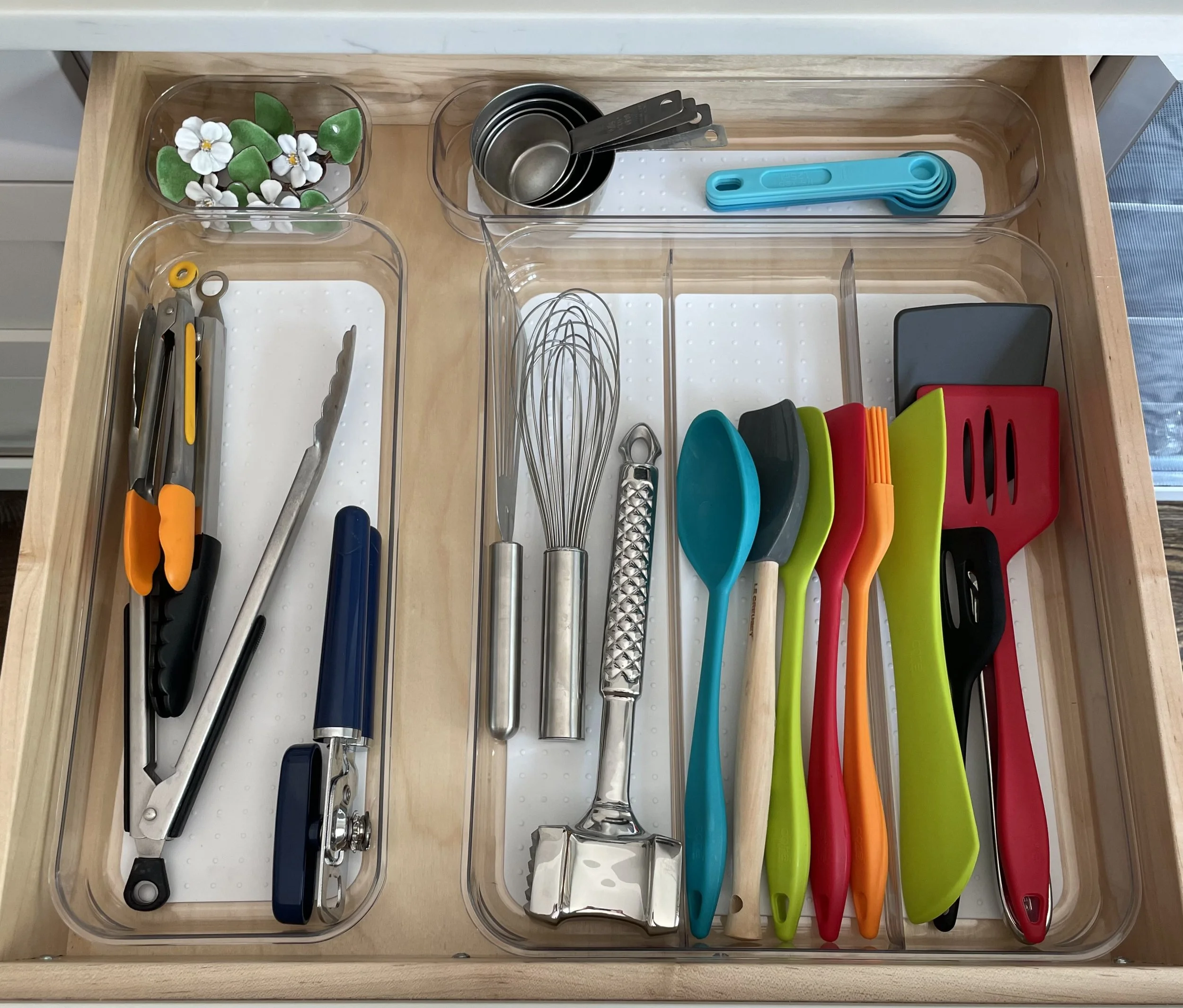Professional Home Organizer in Chicago. Kitchen pantry drawers after organizing.
