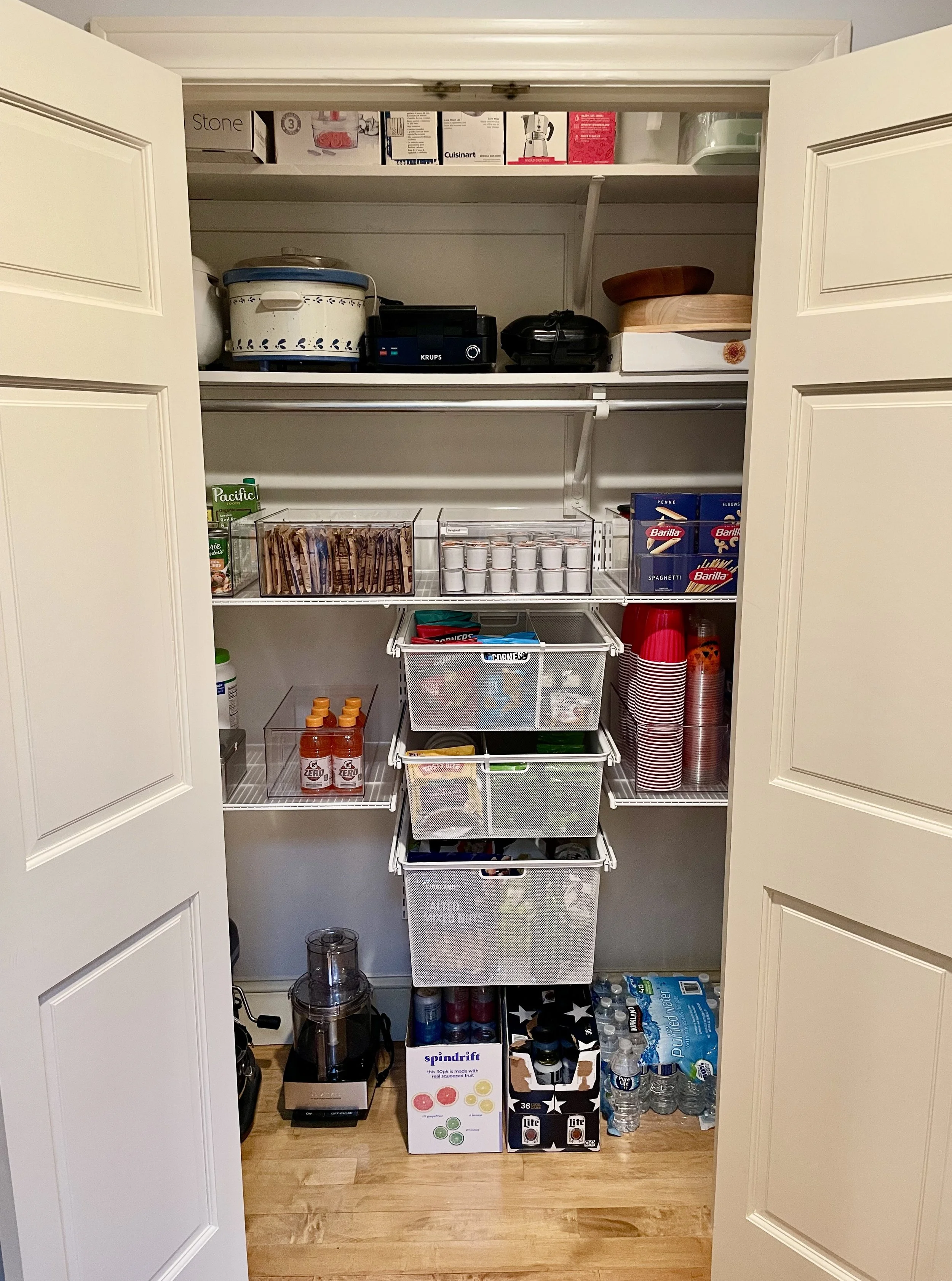 Professional Home Organizer in Chicago. Kitchen pantry after organizing.