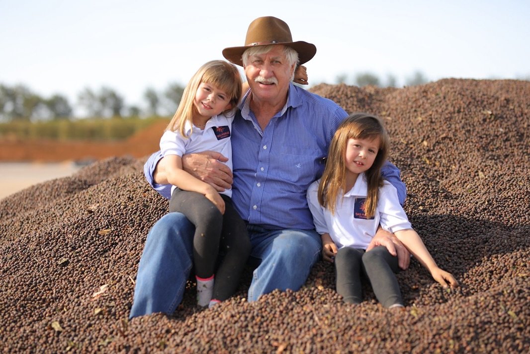 A new Brazilian offering in the mix produced by the Urban family at the impressive Rio Brilhante.
This natural aerobic Topazio brings all the rich and creamy notes you’d expect from a high quality Brazilian lot with a balanced berry finish to