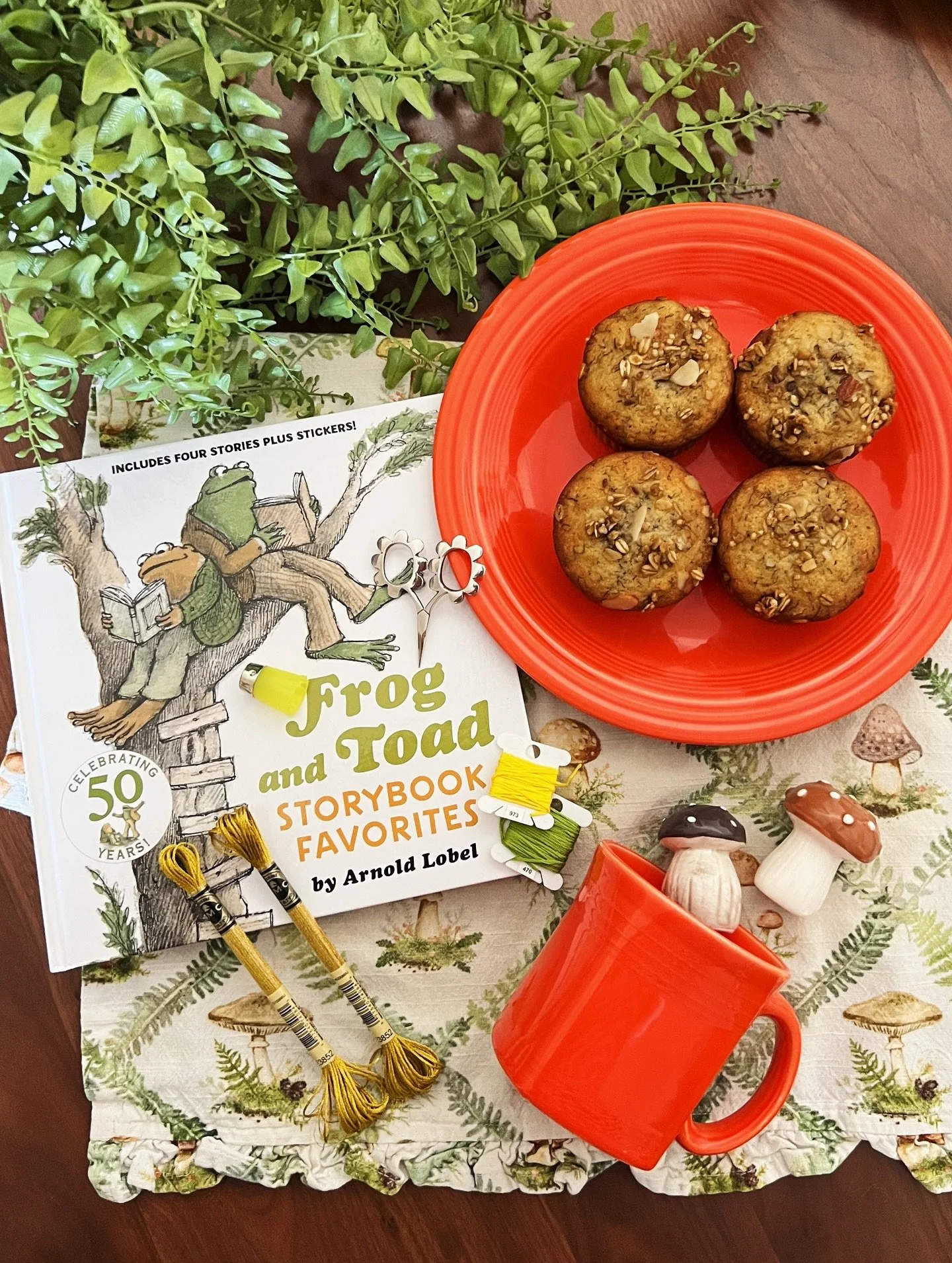 Last Saturday, I happily joined the Frog and Toad Tea Party hosted by @yarnsocialkc . It was really enjoyable to be outside with other fiber artists! I made my favorite banana crunch muffins to share (recipe by @inagarten ). Swipe to see the on-theme