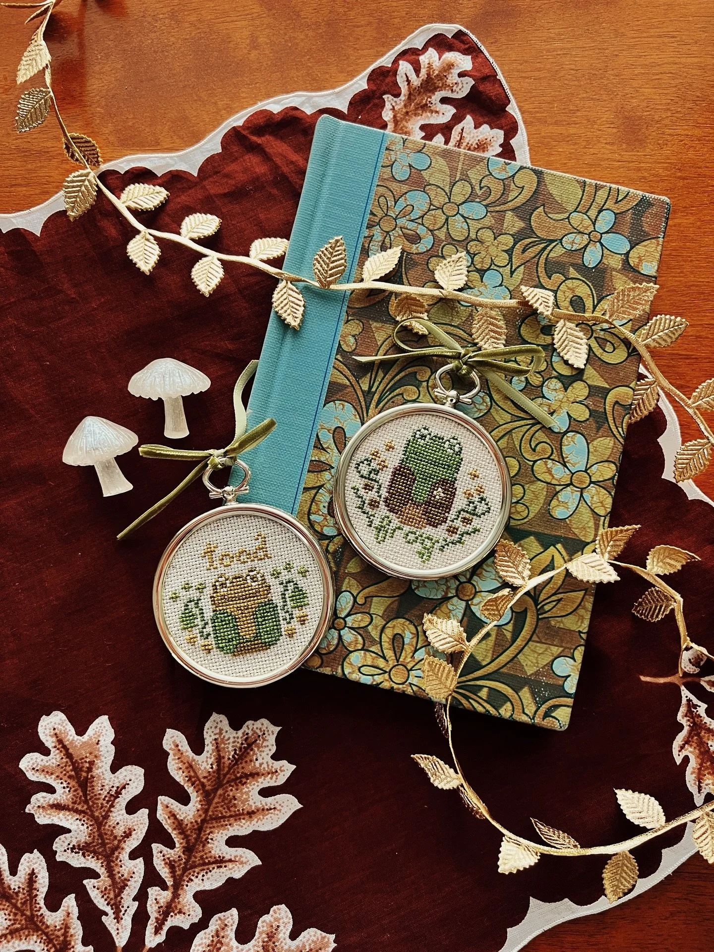 Frog and Toad ARE friends. And they&rsquo;ve been my summer muses. It was Frog and Toad  Summer at the delightful @yarnsocialkc and I made these two tiny stitches to say thanks. #yarnsocialfrogandtoad 

🍄&zwj;🟫✨