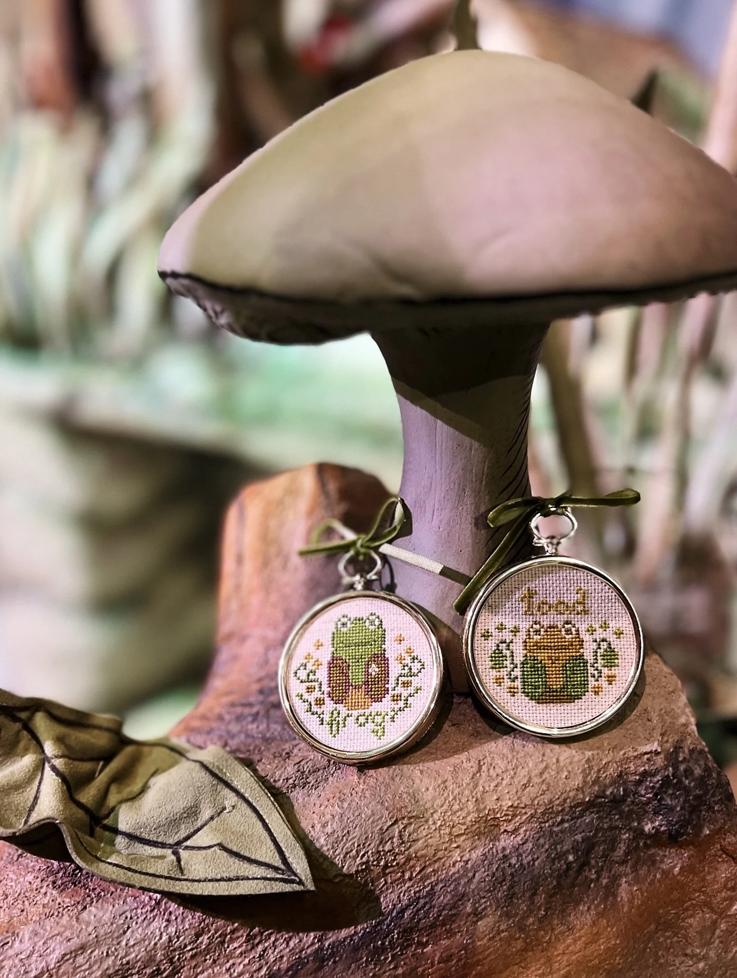 I started volunteering at @rabbit_hole_kc this summer and I absolutely love every shift. It&rsquo;s an immersive, highly-detailed museum dedicated to children&rsquo;s literature. 

🍄&zwj;🟫🍄&zwj;🟫🍄&zwj;🟫

I brought Frog and Toad to their pond in