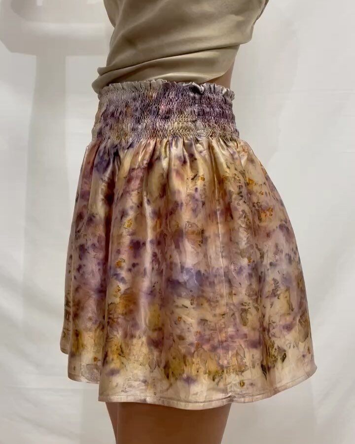 Spring is here 🌿🌸
&bull;
Get your silk outfits ready ☀️ this skirt and dress are available online, they&rsquo;ve been dyed with plants in our natural dyeing studio in Athens, using the bundle dyeing technique 🤍 
&bull;
#naturallydyed #silk #silkcl
