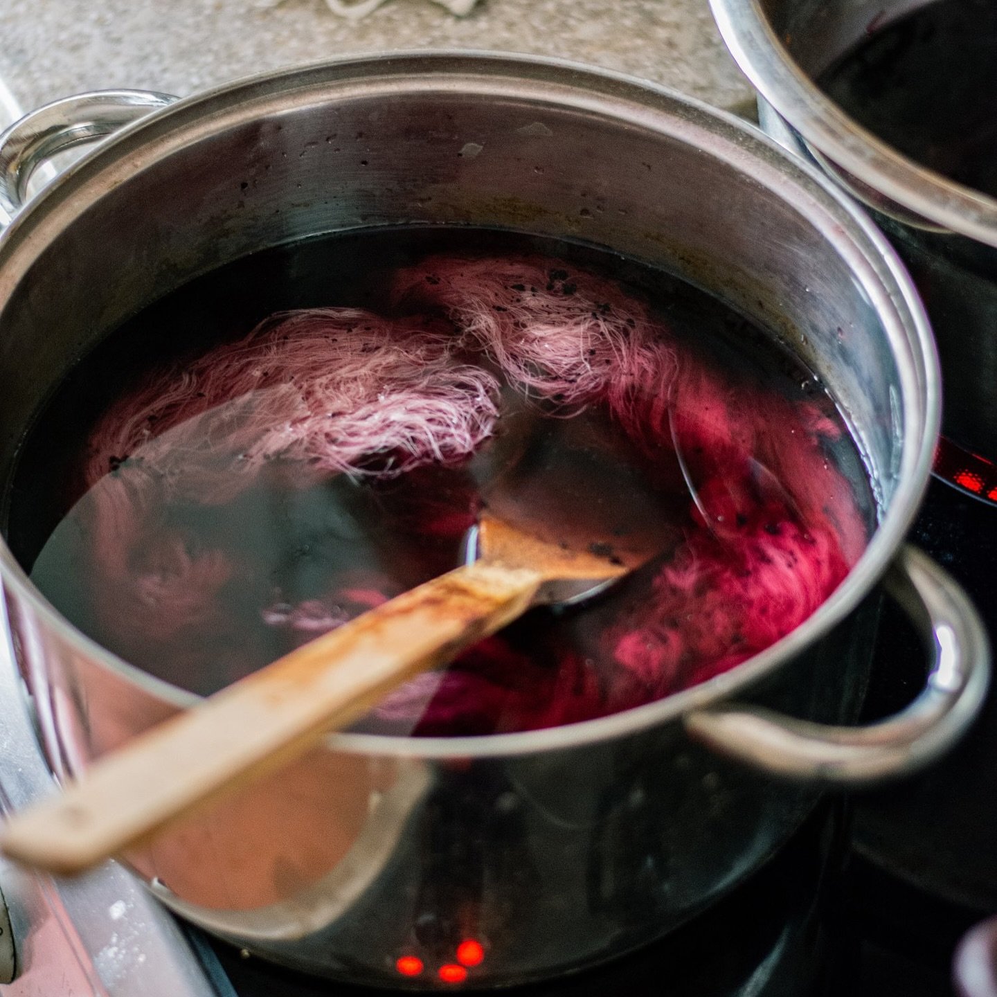 Sneak Peek to the Intensive Cochineal Workshop I hosted at my studio a few weeks ago 💞
With some of my favourite students @konn.sg @agoritsa_b3 and @marialenasarakatsianou 🌿🌸
&bull;
#naturaldyeing #naturaldyes #cochineal #cochinealworkshop #natura