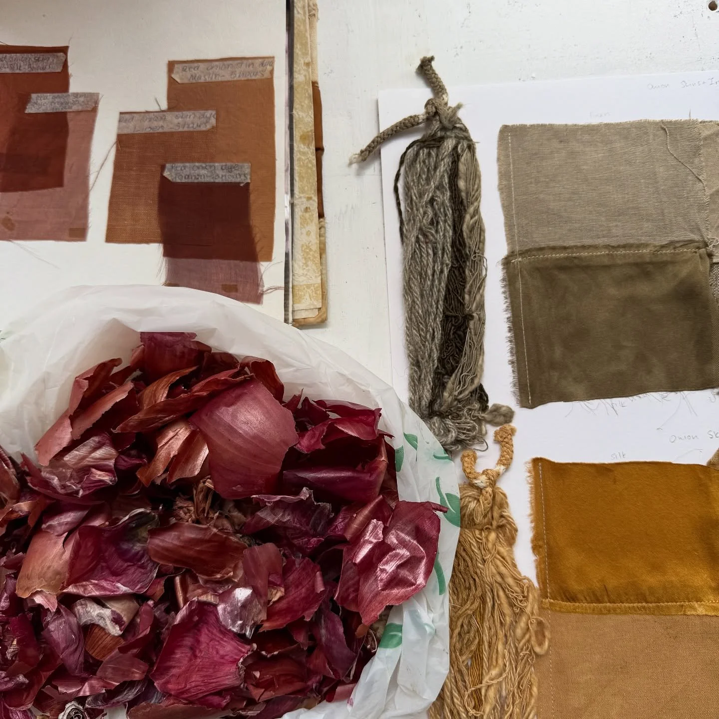 Moments from my time in Aegina 🌿🌼
&bull;
A few days ago I had the joy of spending time at @vessel.aegina with Navine and her family, foraging for plants and transforming them into natural dyes. 🌿 I was invited to teach a batik workshop, making des