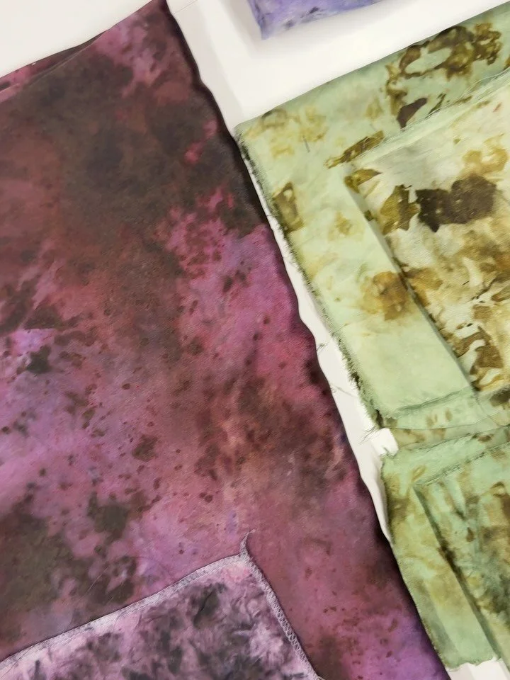 Glimpses of what I&rsquo;ve been up to lately ❤️🌸🌿🌼
&bull;
#naturaldyeing #naturaldyes #naturaldyestudio