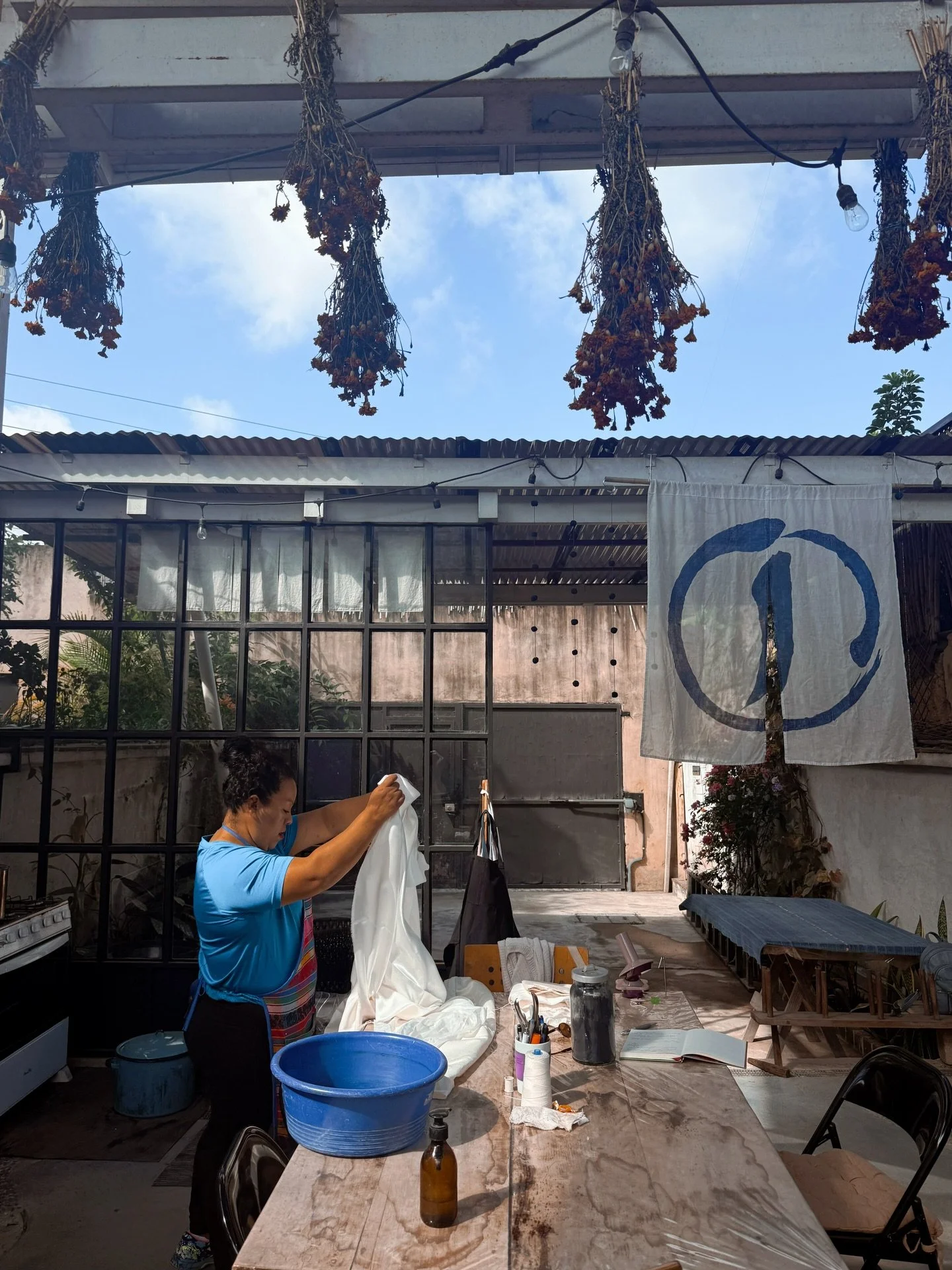 Probably the dreamiest natural dye studio I&rsquo;ve seen ✨
I&rsquo;m spending my first few days in Guatemala with @reicheolga in a little town outside Antigua, called San Juan del Obispo. I&rsquo;m so lucky to be able to learn from her. It&rsquo;s o