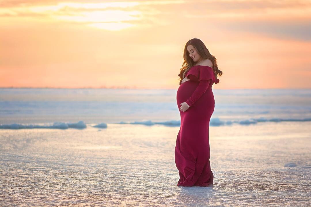 I love when adventurous clients help create such amazing pictures! Maternity photos on a frozen beach is something you don't see everyday #amazing #frozenbeach #frozen #cold #photography #winter #pregnancy #embarazo #fotosdeembarazo #marcongelado #ma