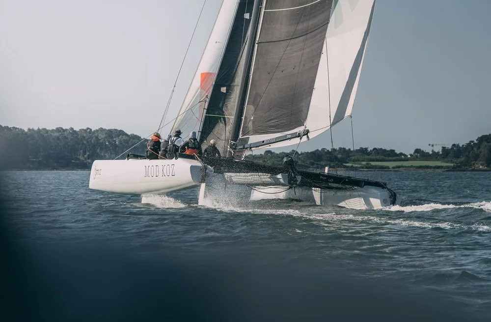 Formule Challenge : leadership en mer, le responsable d'équipe à la barre du catamaran