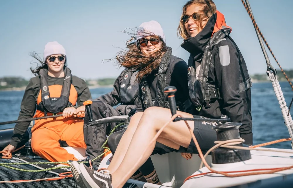 Formule Cohésion : équipage d'entreprise à la manœuvre, team building en mer