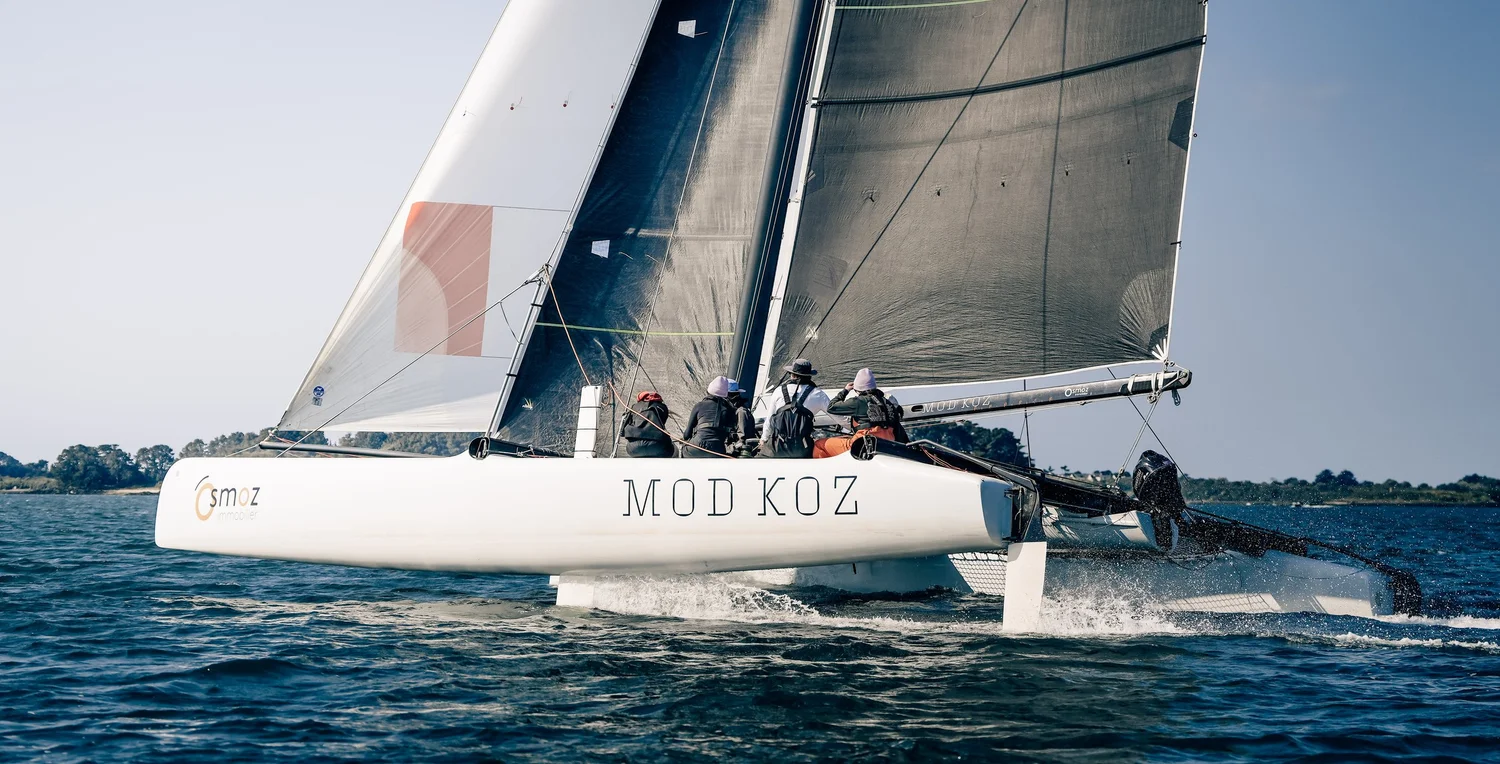 Équipage à bord du Mod Koz, catamaran privatisé dans le Golfe du Morbihan