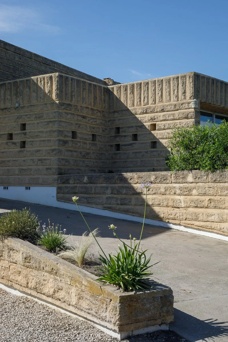 Photographie d'architecture industrielle : Halo solaire baigne les lignes structurées