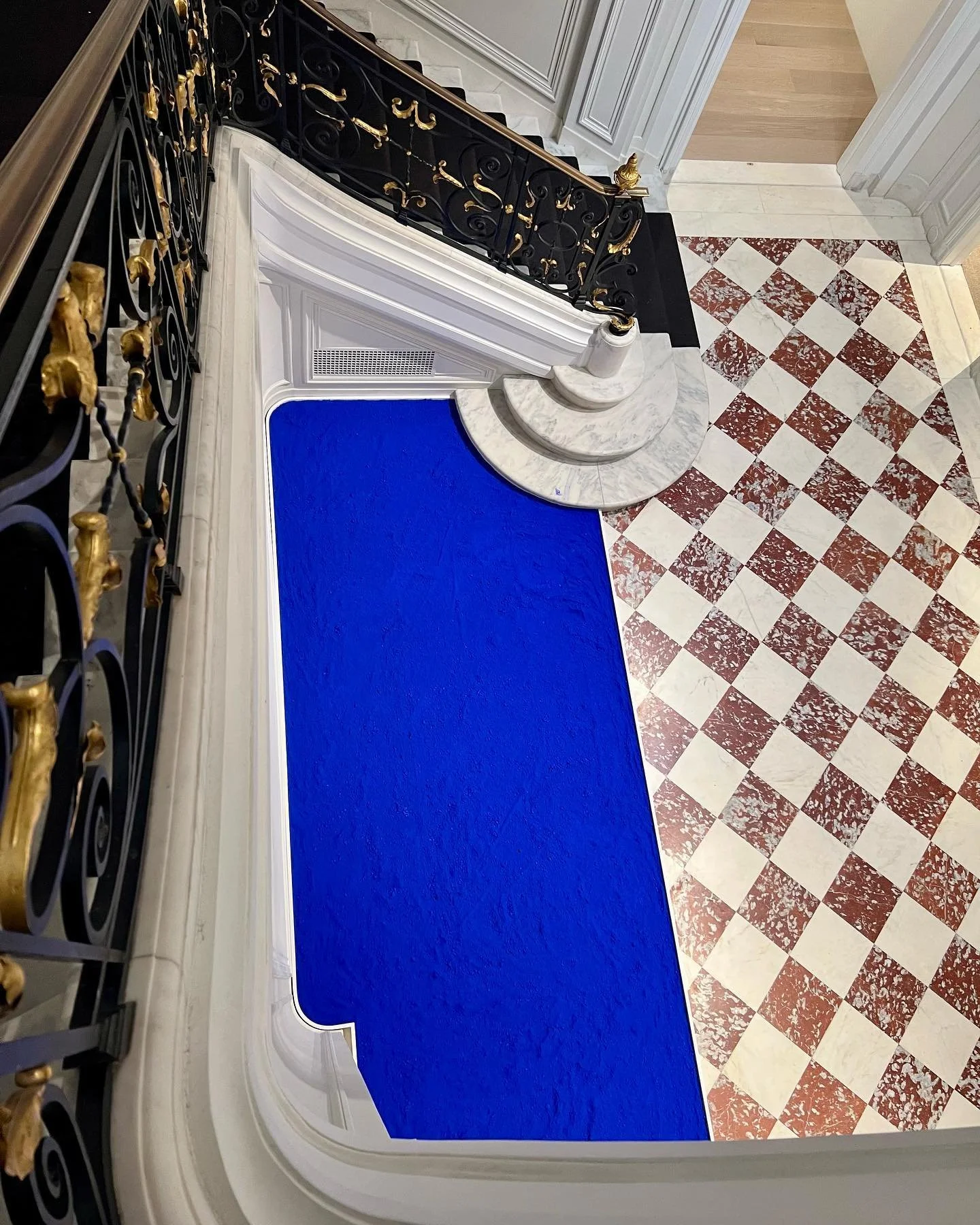 Wonderful #installation of an Yves Klein floor #sculpture of his iconic and unique International Klein Blue pigment in the foyer of the legenarty former Wildenstein gallery, now @levygorvydayan #art #contemporaryart #yvesklein #architecture