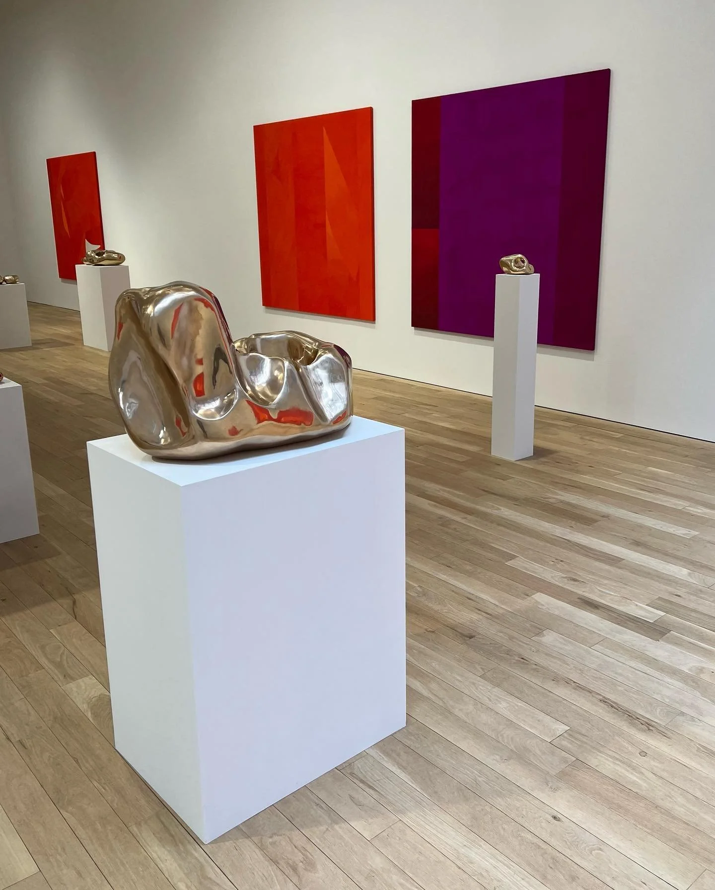 Stunning @sarahcrowner bronze #sculptures and canvas #paintings @luhringaugustine in Tribeca ❤️ 👏👏👏 #art #contemporaryart #sarahcrowner #tribecaart