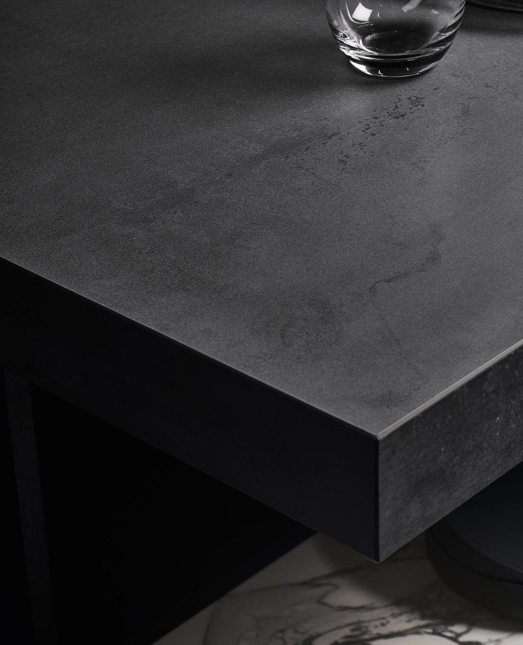 Iron Dark⁠
⁠
Un porcelanato de gran formato que captura a la perfecci&oacute;n el acabado met&aacute;lico, ideal para dise&ntilde;os modernos y minimalistas. Este tono negro profundo se convierte en el protagonista de cualquier espacio, aportando ele