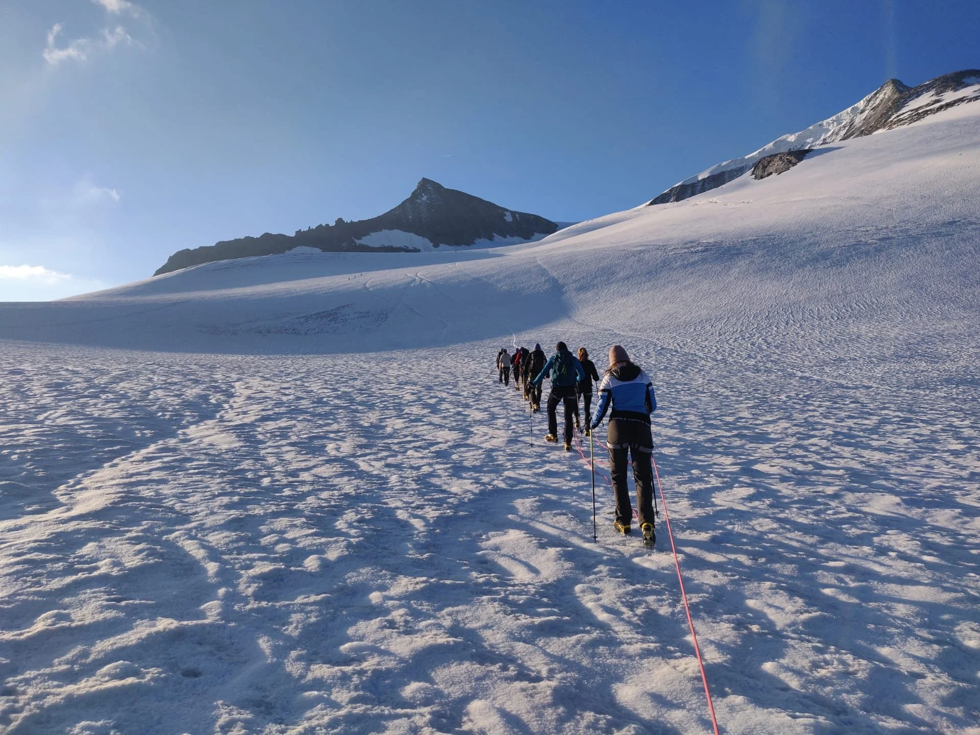 hikers walkiing in Gross Venediger