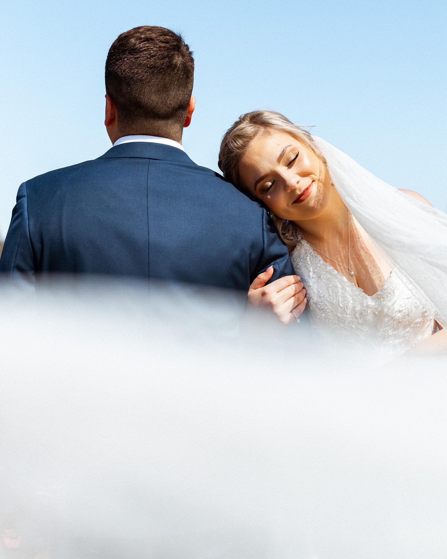 Austin &amp; Hanna ☁️💌💫 sitting in the airport trying to pick my favorites from this day. it&rsquo;s too hard! so enjoyed working with this couple, they have such a strong love for one another. so happy for them!!!
&bull;
&bull;
&bull;
📍 luther, o