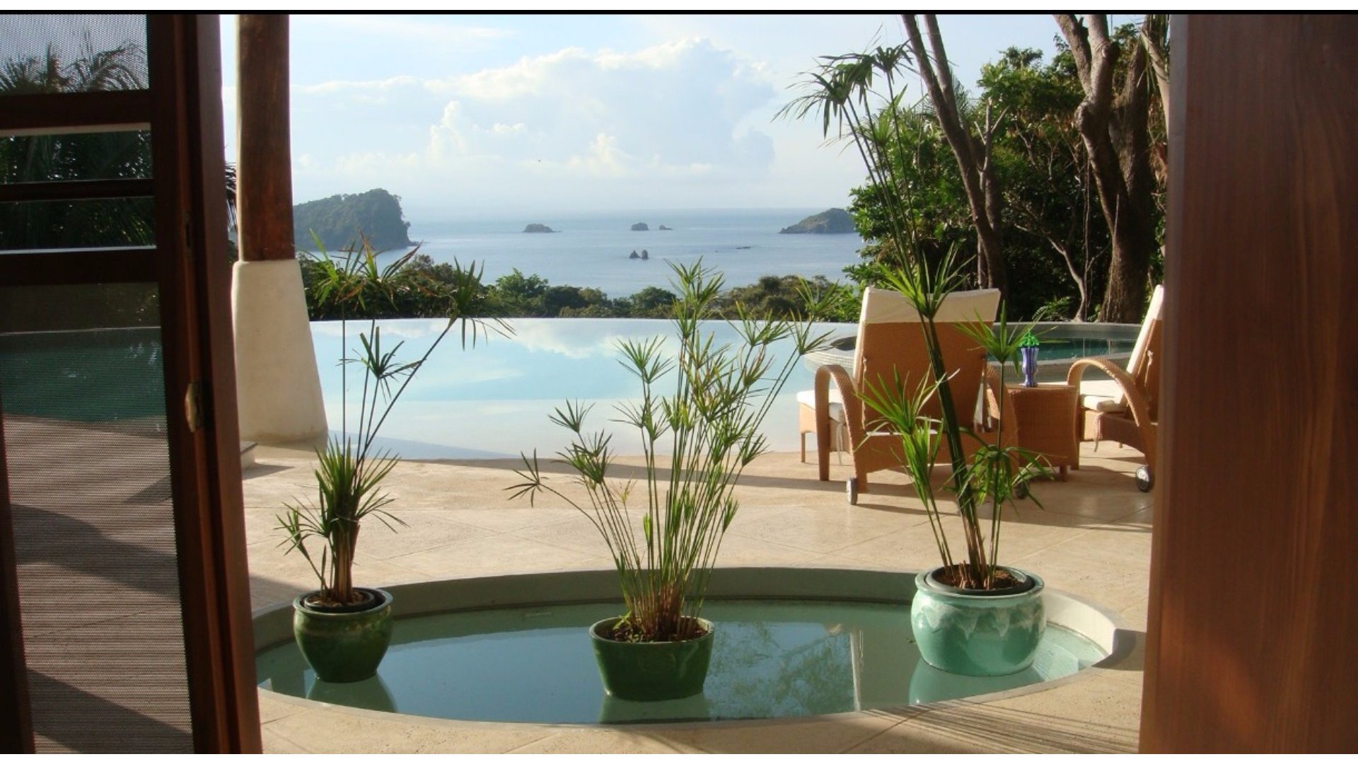 48-Casa-Fantastica-Entry-View.jpg