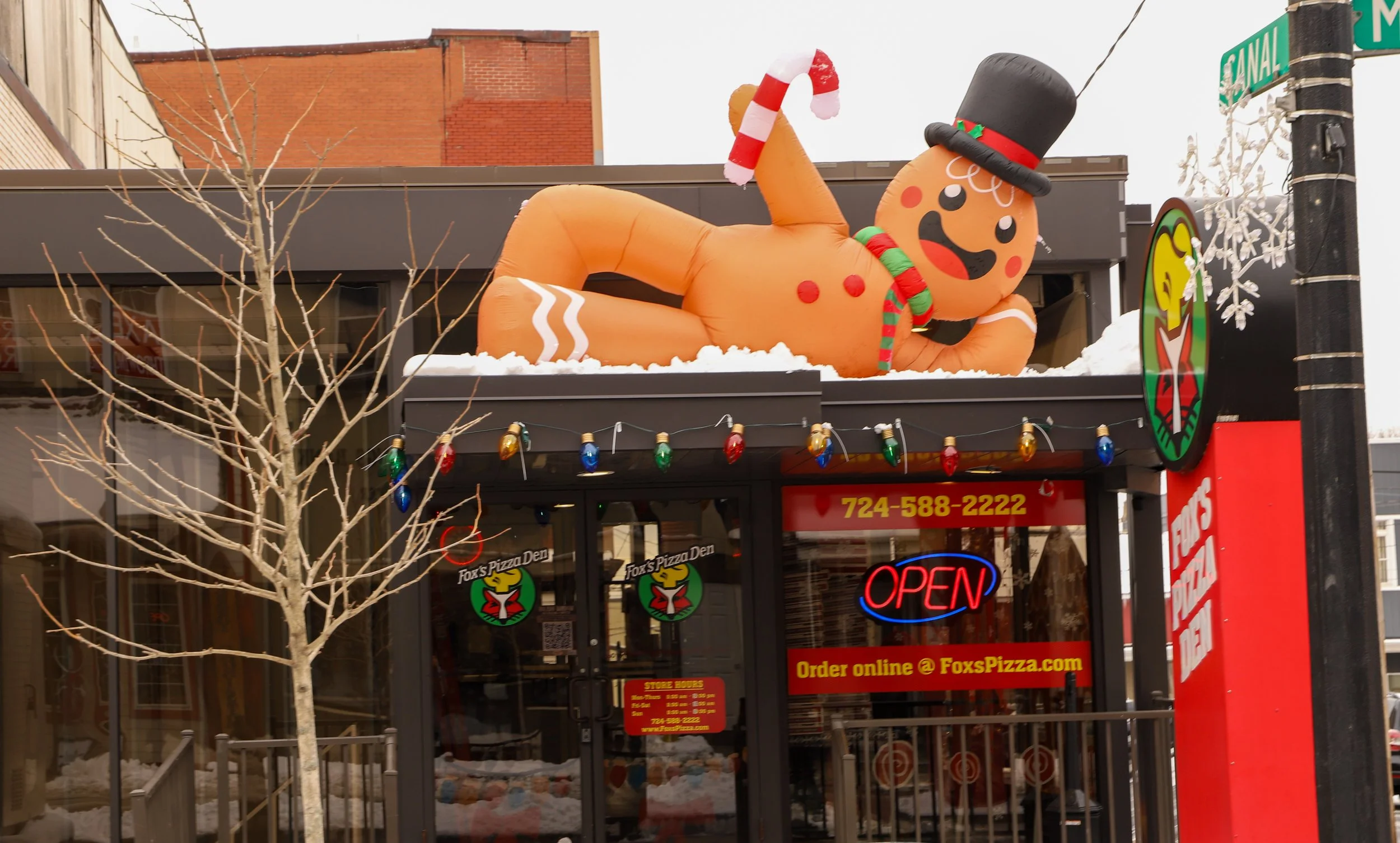 FoxsPizzaDen.JPG