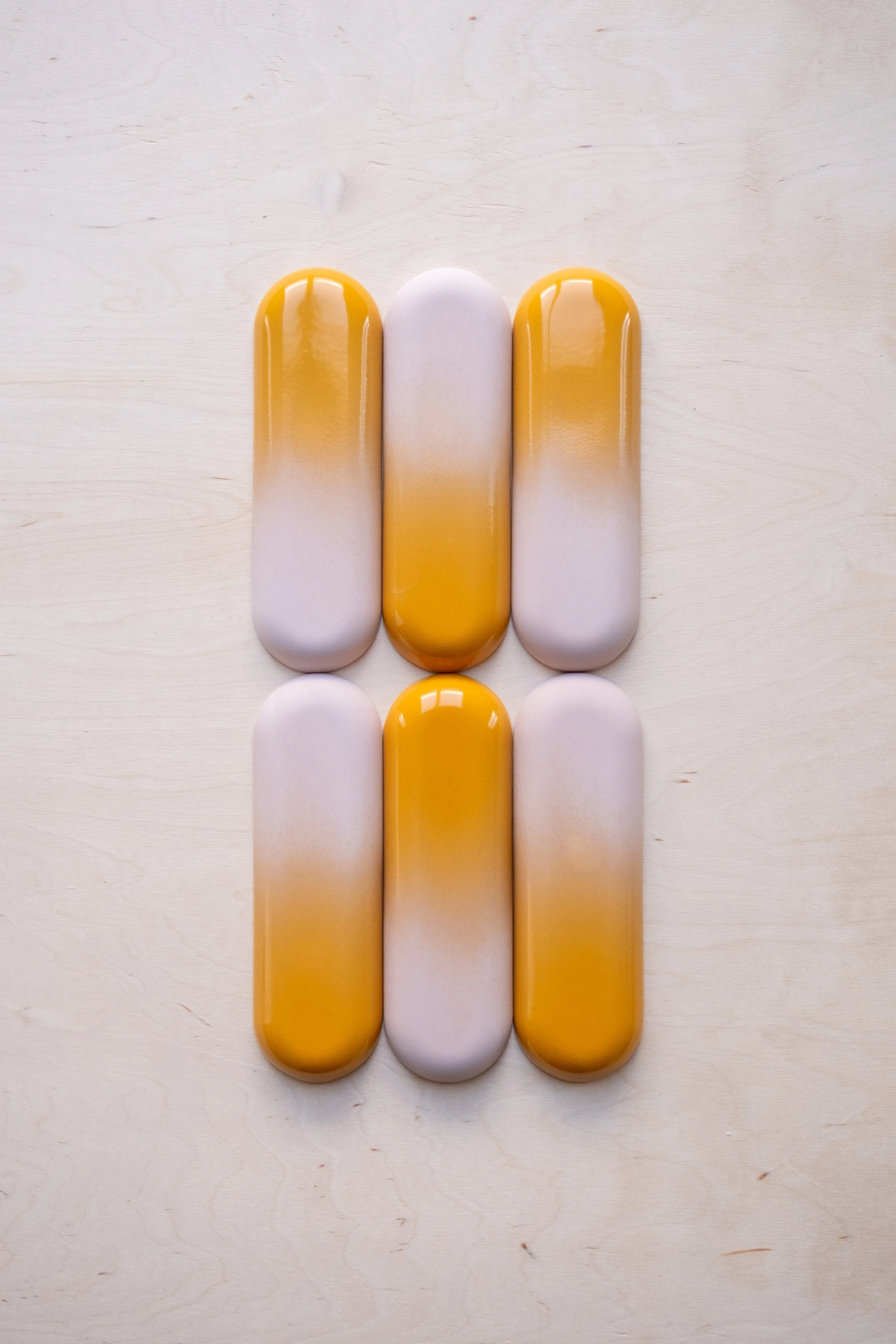 PILL_twotone_2x3_amber powder_SanneKaal_01.jpg