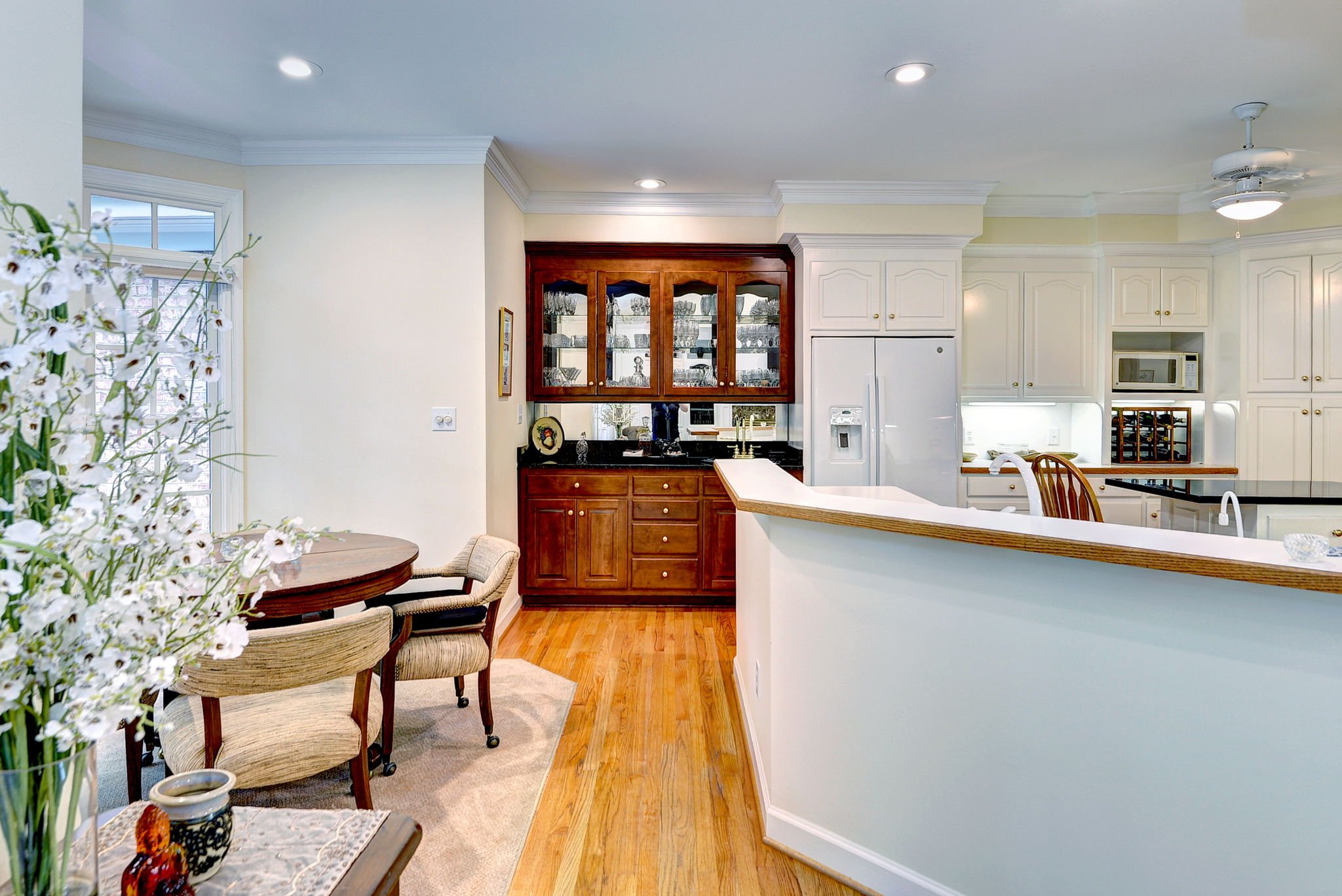 Kitchen and Breakfast