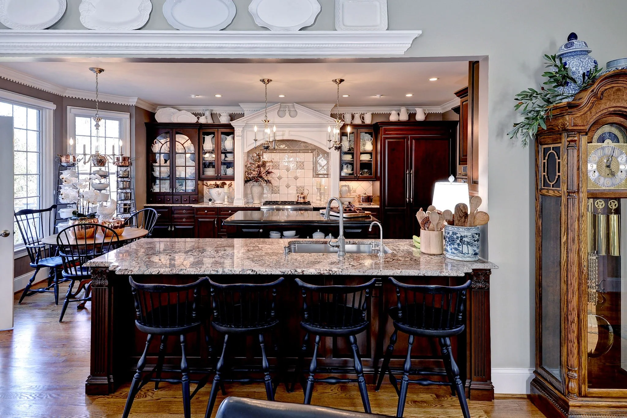 Kitchen with Breakfast Bar