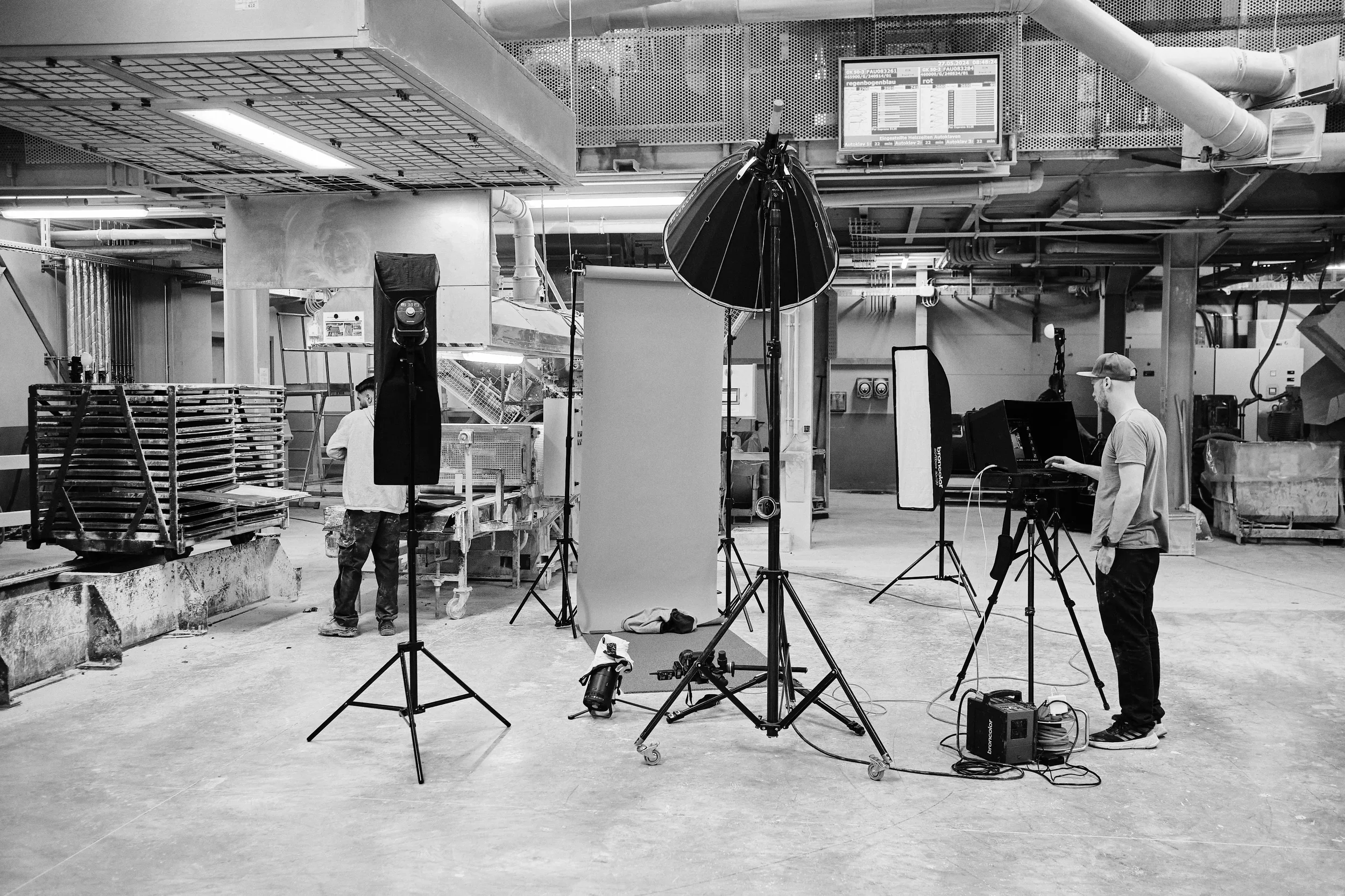 Fotoshooting-Mitarbeiter_Qualitätskampagne-BTS-Shots-Melle-Osnabrück-Melos--Granulat-Bodenbelag-Kampagne-Hinter-den-Kulissen_Color_0013_Web.webp