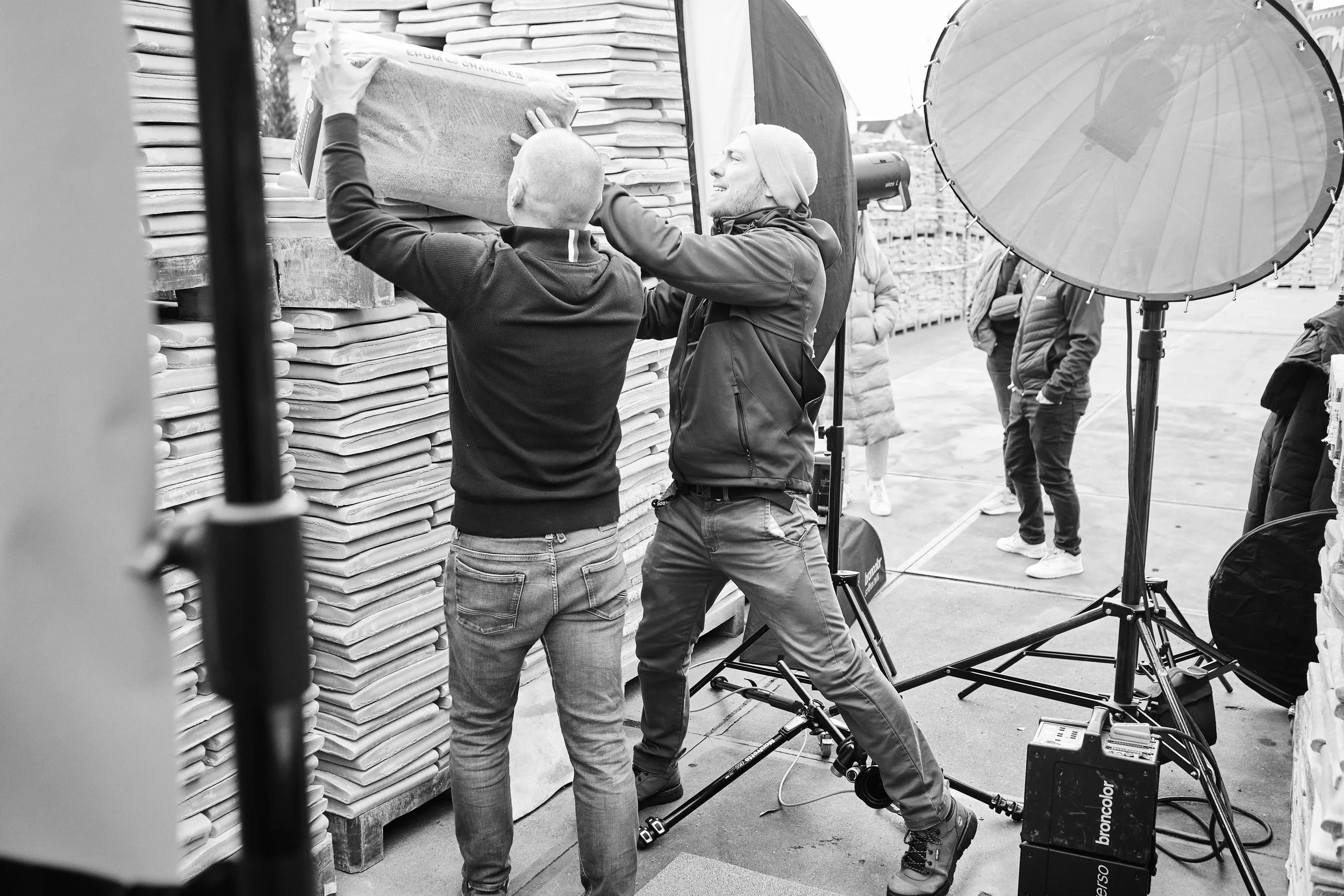 Fotoshooting-Mitarbeiter_Qualitätskampagne-BTS-Shots-Melle-Osnabrück-Melos--Granulat-Bodenbelag-Kampagne-Hinter-den-Kulissen_Color_0005_Web.webp