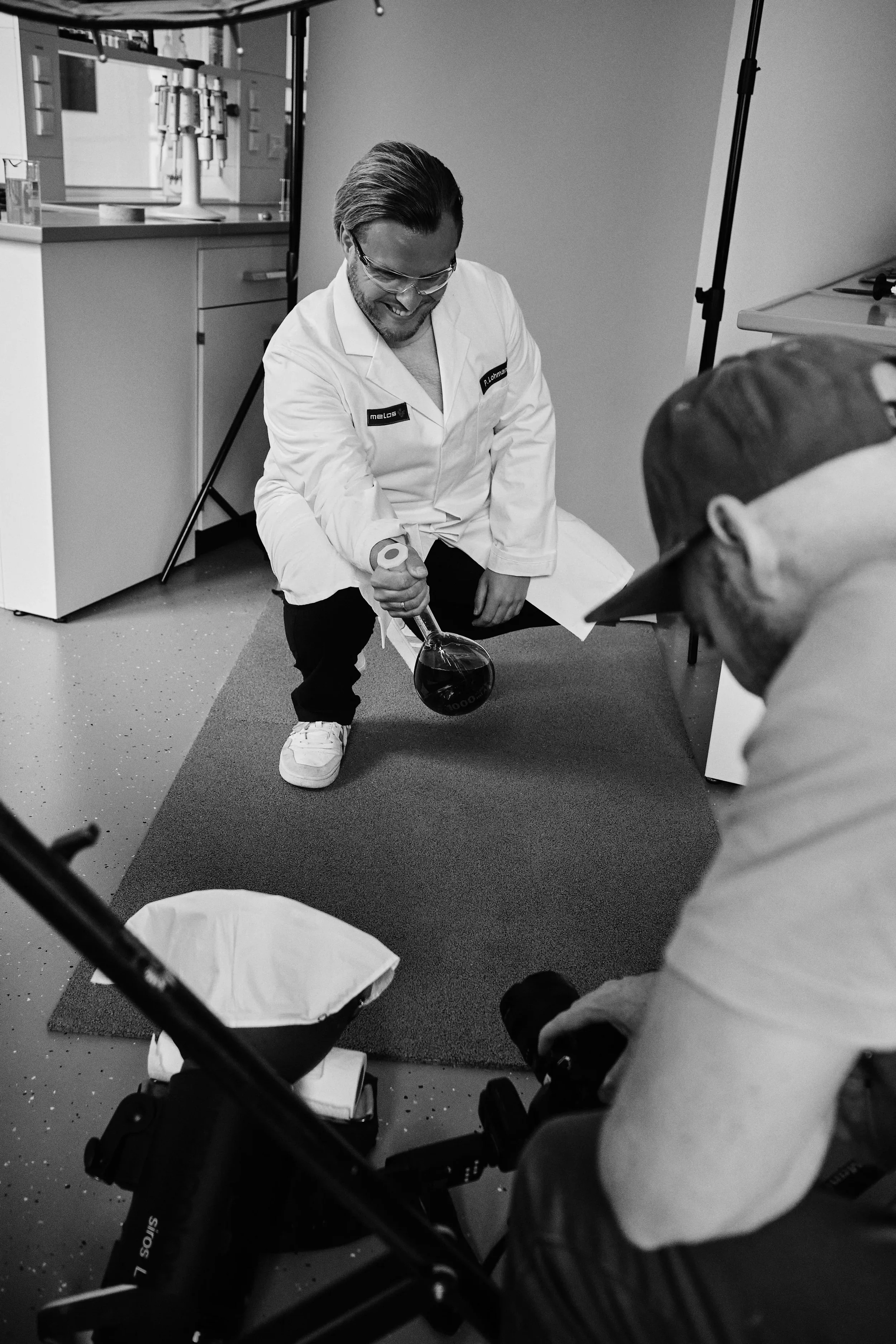 Fotoshooting-Mitarbeiter_Qualitätskampagne-BTS-Shots-Melle-Osnabrück-Melos--Granulat-Bodenbelag-Kampagne-Hinter-den-Kulissen_Color_0030_Web.webp