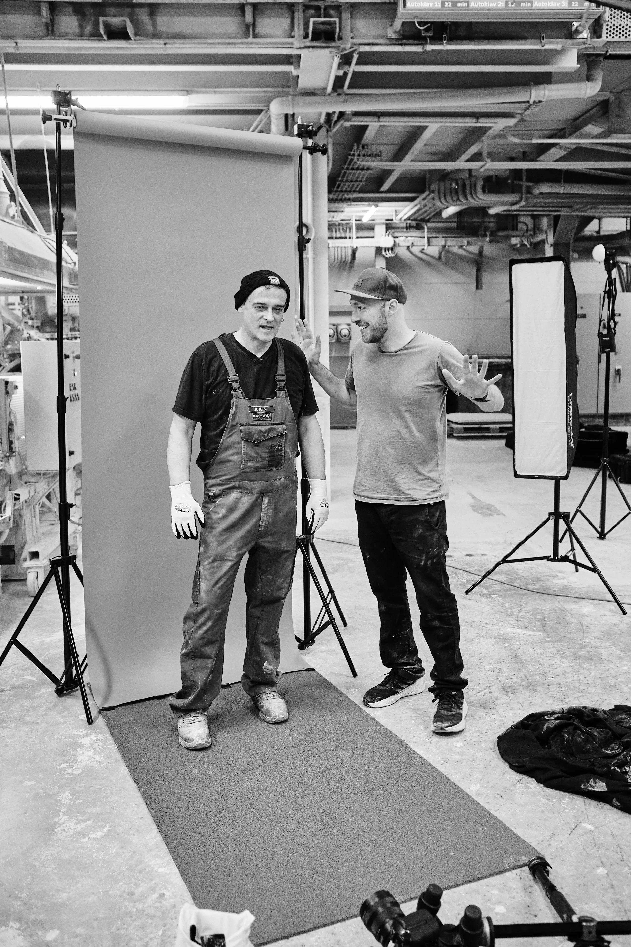 Fotoshooting-Mitarbeiter_Qualitätskampagne-BTS-Shots-Melle-Osnabrück-Melos--Granulat-Bodenbelag-Kampagne-Hinter-den-Kulissen_Color_0015_Web.webp