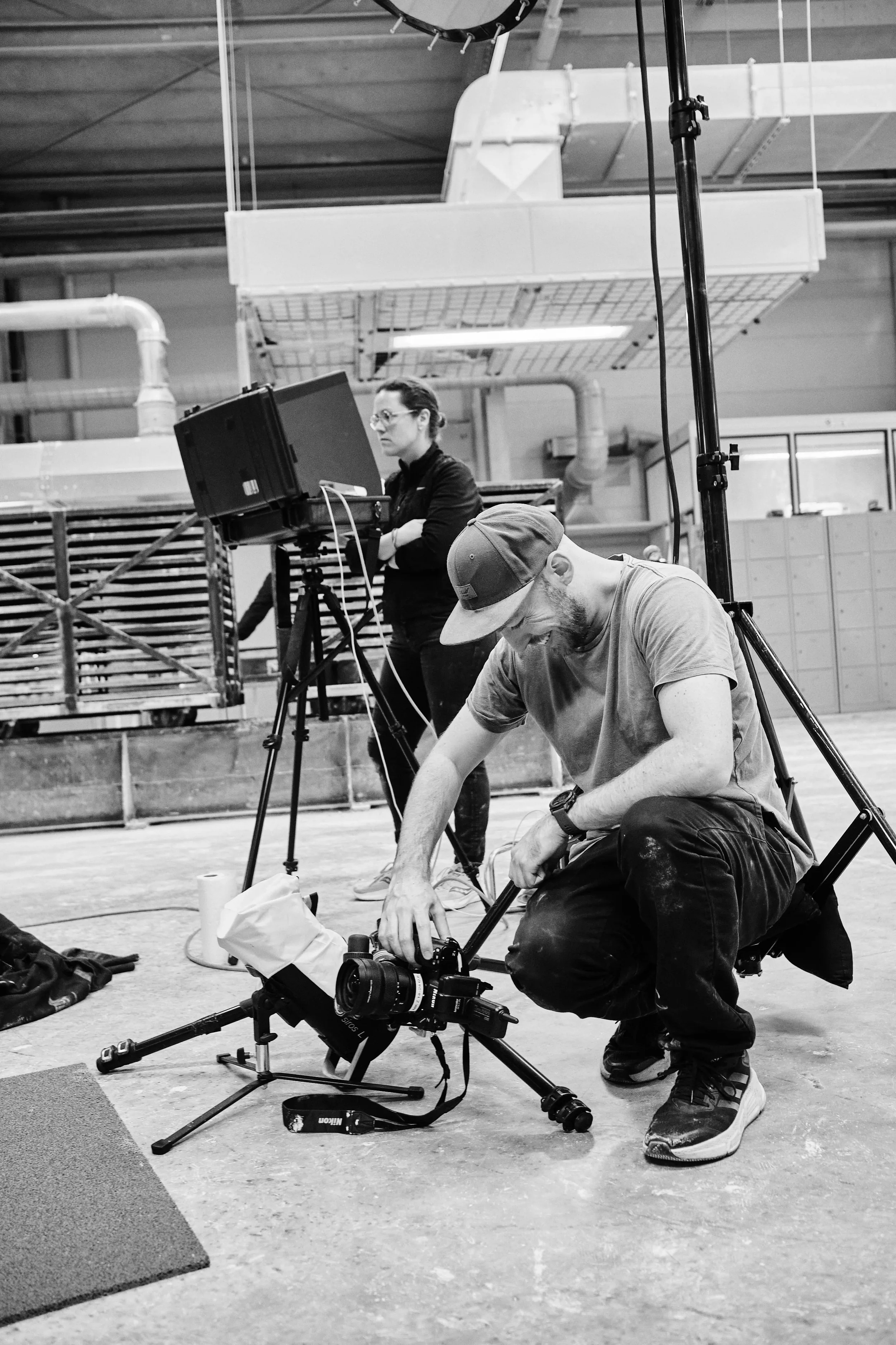 Fotoshooting-Mitarbeiter_Qualitätskampagne-BTS-Shots-Melle-Osnabrück-Melos--Granulat-Bodenbelag-Kampagne-Hinter-den-Kulissen_Color_0016_Web.webp