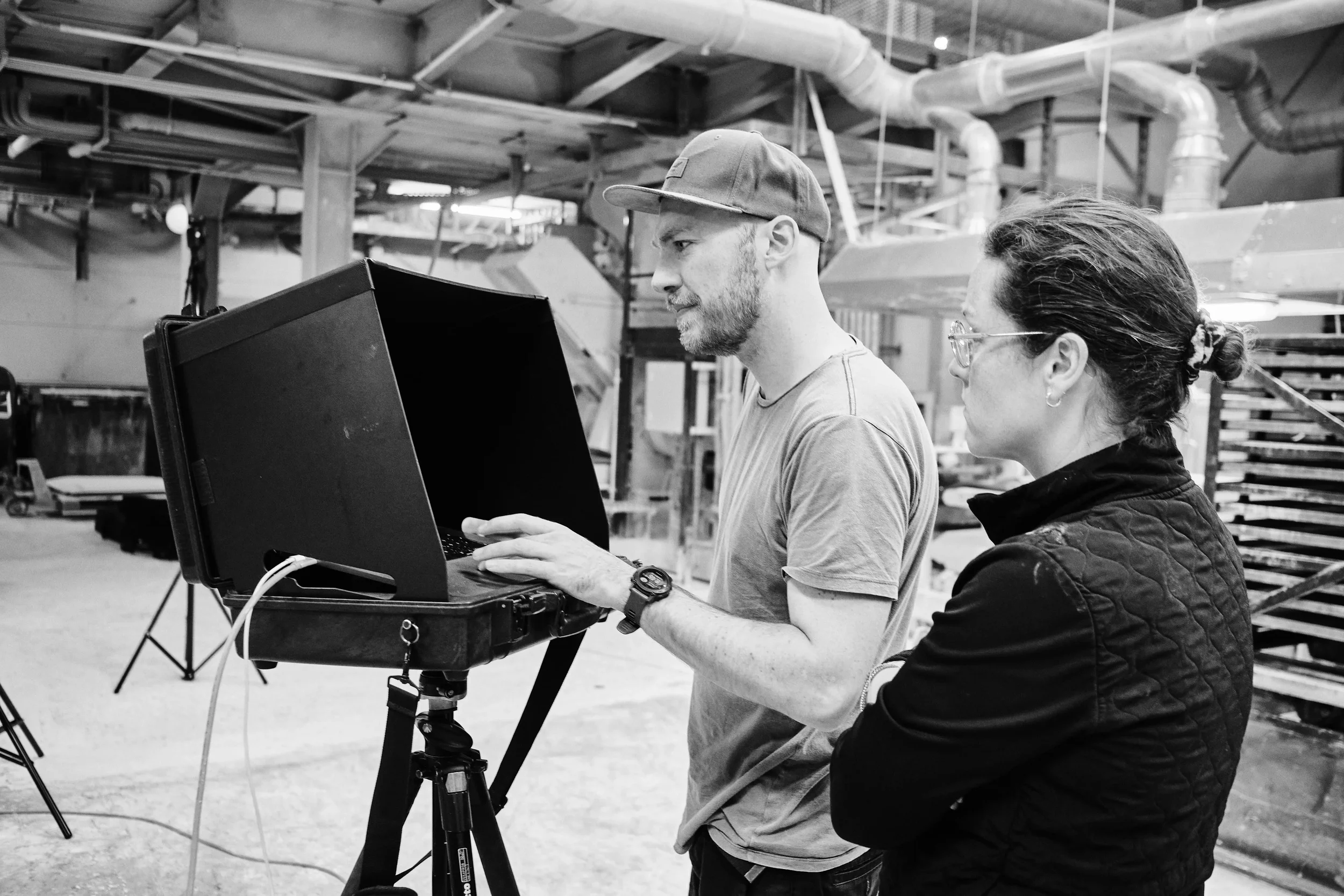 Fotoshooting-Mitarbeiter_Qualitätskampagne-BTS-Shots-Melle-Osnabrück-Melos--Granulat-Bodenbelag-Kampagne-Hinter-den-Kulissen_Color_0012_Web.webp
