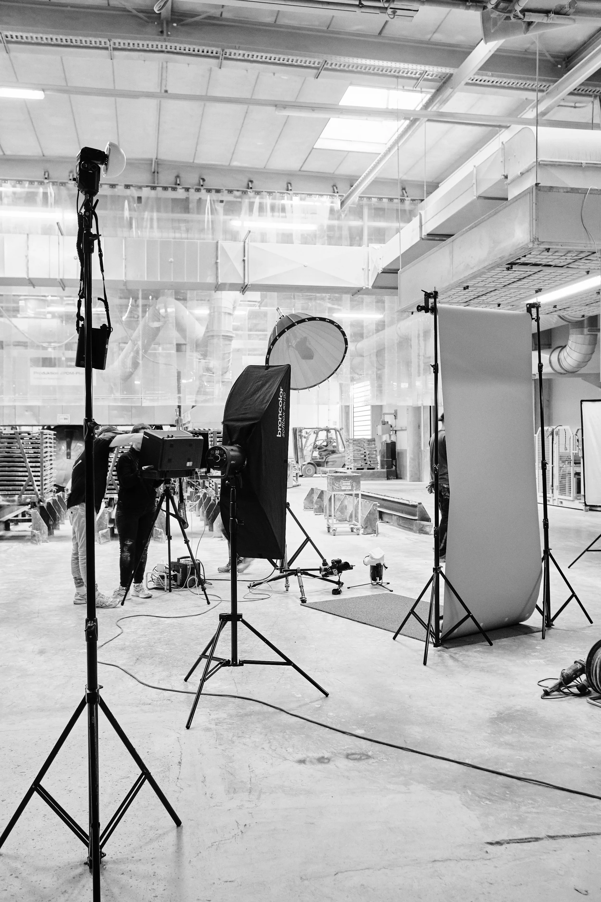 Fotoshooting-Mitarbeiter_Qualitätskampagne-BTS-Shots-Melle-Osnabrück-Melos--Granulat-Bodenbelag-Kampagne-Hinter-den-Kulissen_Color_0009_Web.webp