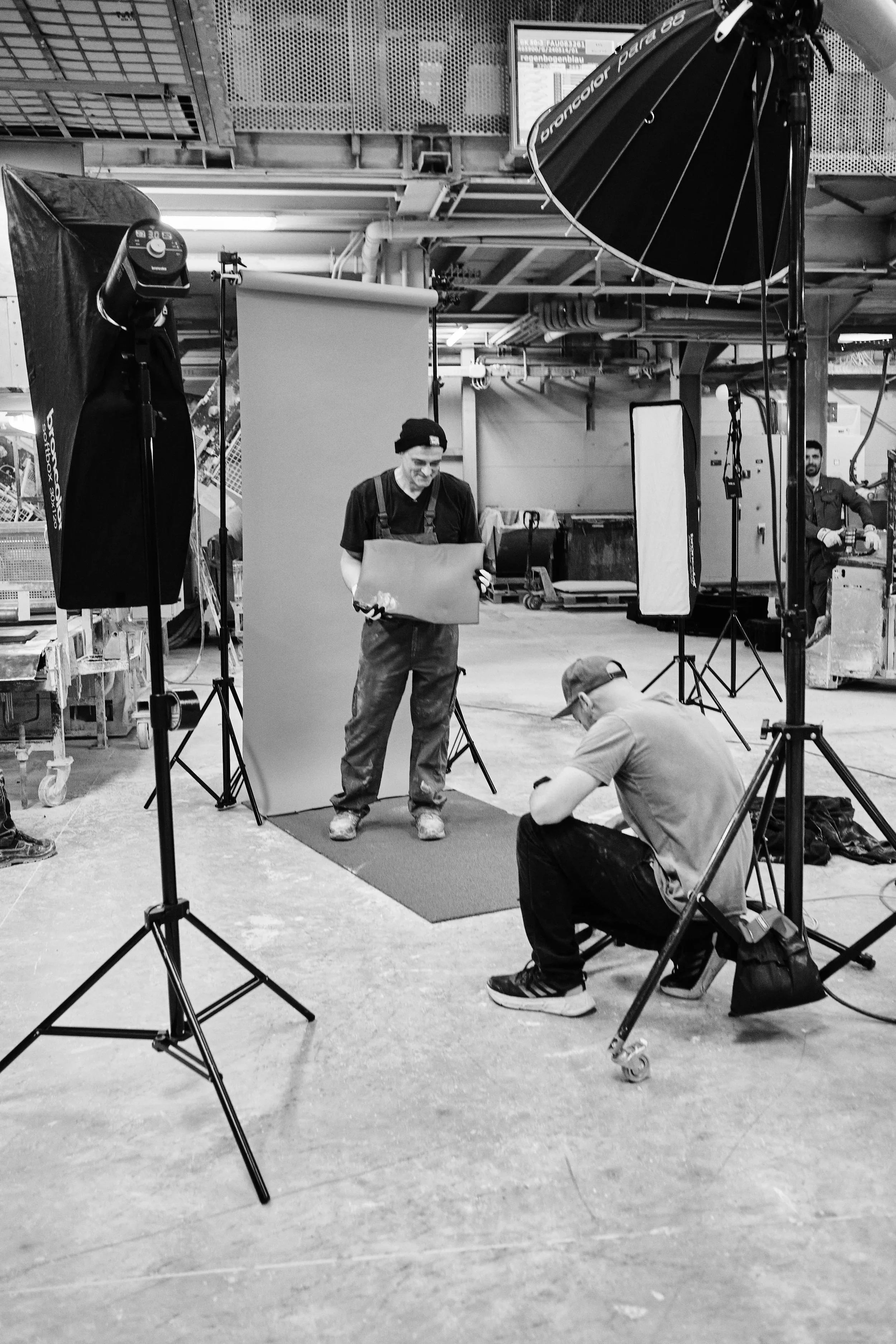 Fotoshooting-Mitarbeiter_Qualitätskampagne-BTS-Shots-Melle-Osnabrück-Melos--Granulat-Bodenbelag-Kampagne-Hinter-den-Kulissen_Color_0019_Web.webp