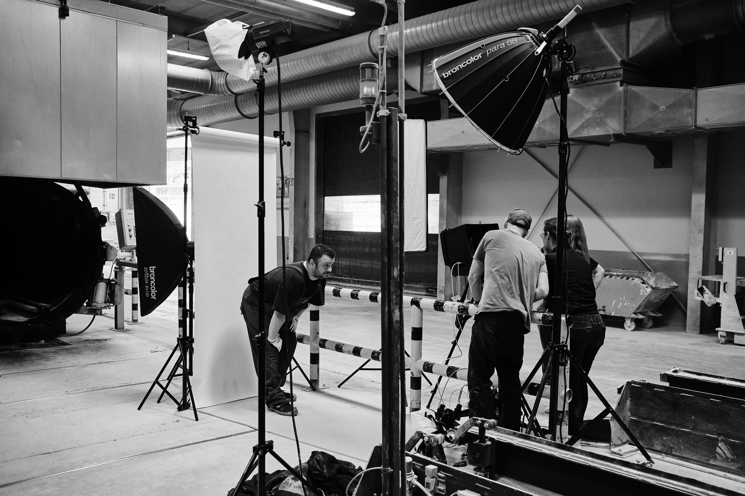 Fotoshooting-Mitarbeiter_Qualitätskampagne-BTS-Shots-Melle-Osnabrück-Melos--Granulat-Bodenbelag-Kampagne-Hinter-den-Kulissen_Color_0023_Web.webp