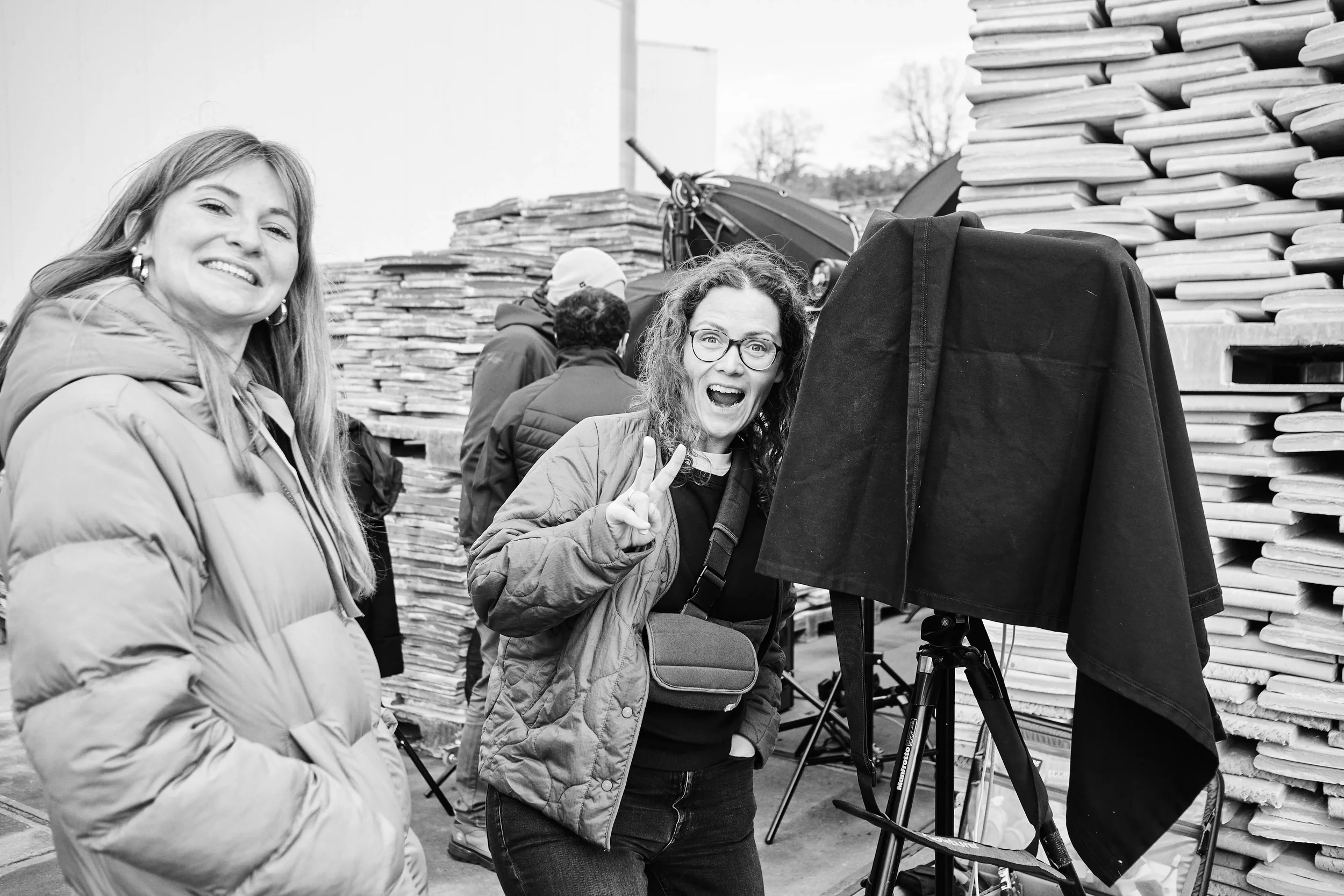 Fotoshooting-Mitarbeiter_Qualitätskampagne-BTS-Shots-Melle-Osnabrück-Melos--Granulat-Bodenbelag-Kampagne-Hinter-den-Kulissen_Color_0001_Web.webp