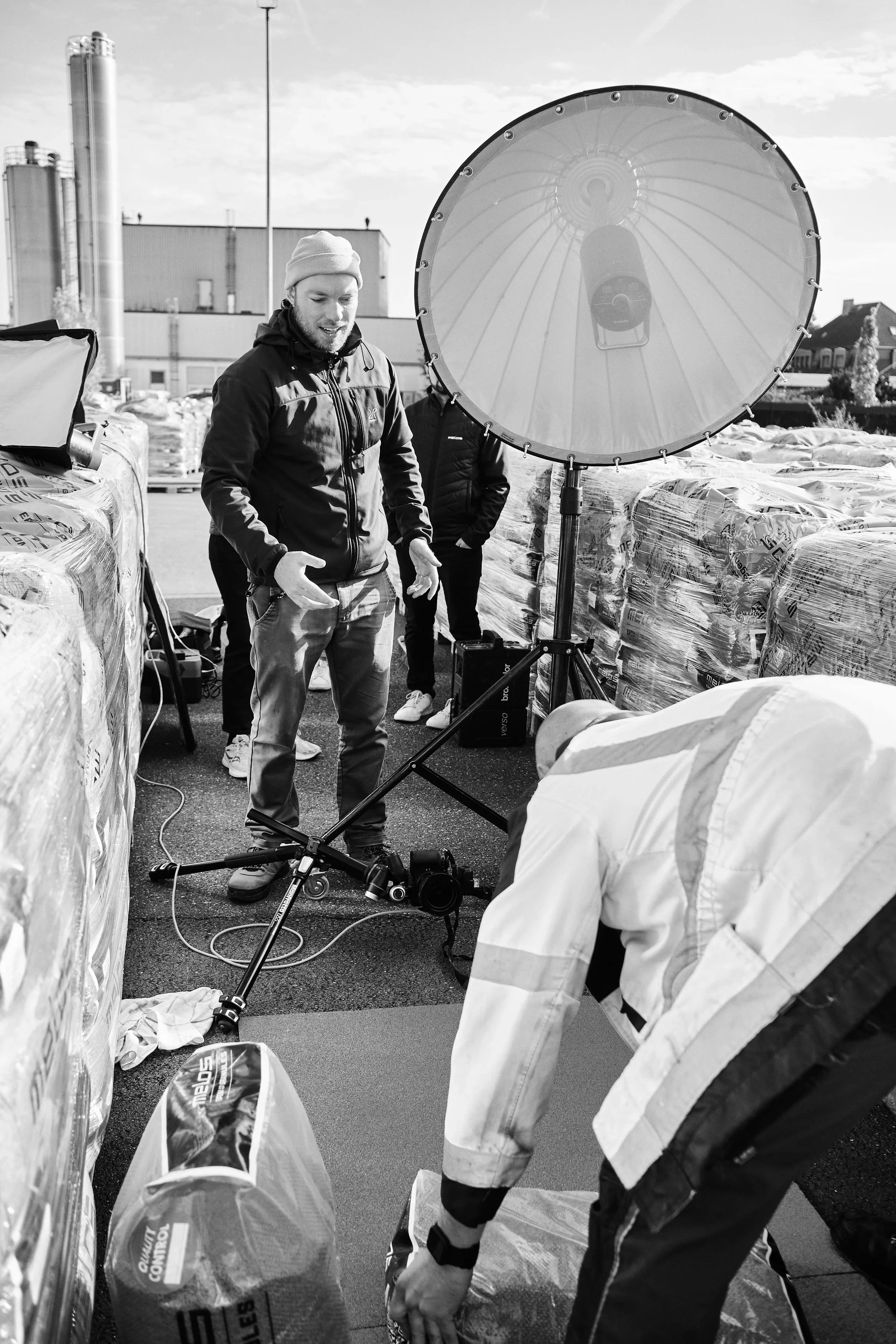 Fotoshooting-Mitarbeiter_Qualitätskampagne-BTS-Shots-Melle-Osnabrück-Melos--Granulat-Bodenbelag-Kampagne-Hinter-den-Kulissen_Color_0007_Web.webp