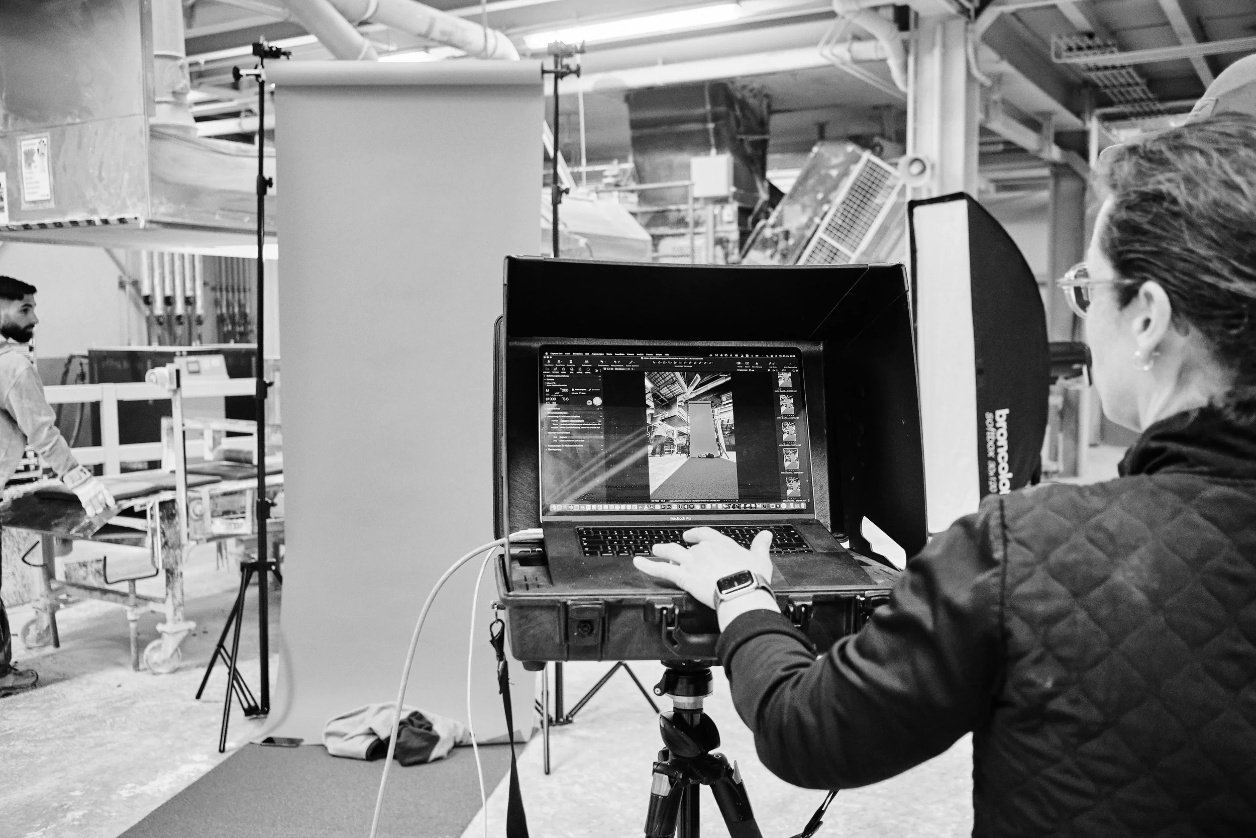 Fotoshooting-Mitarbeiter_Qualitätskampagne-BTS-Shots-Melle-Osnabrück-Melos--Granulat-Bodenbelag-Kampagne-Hinter-den-Kulissen_Color_0011_Web.webp