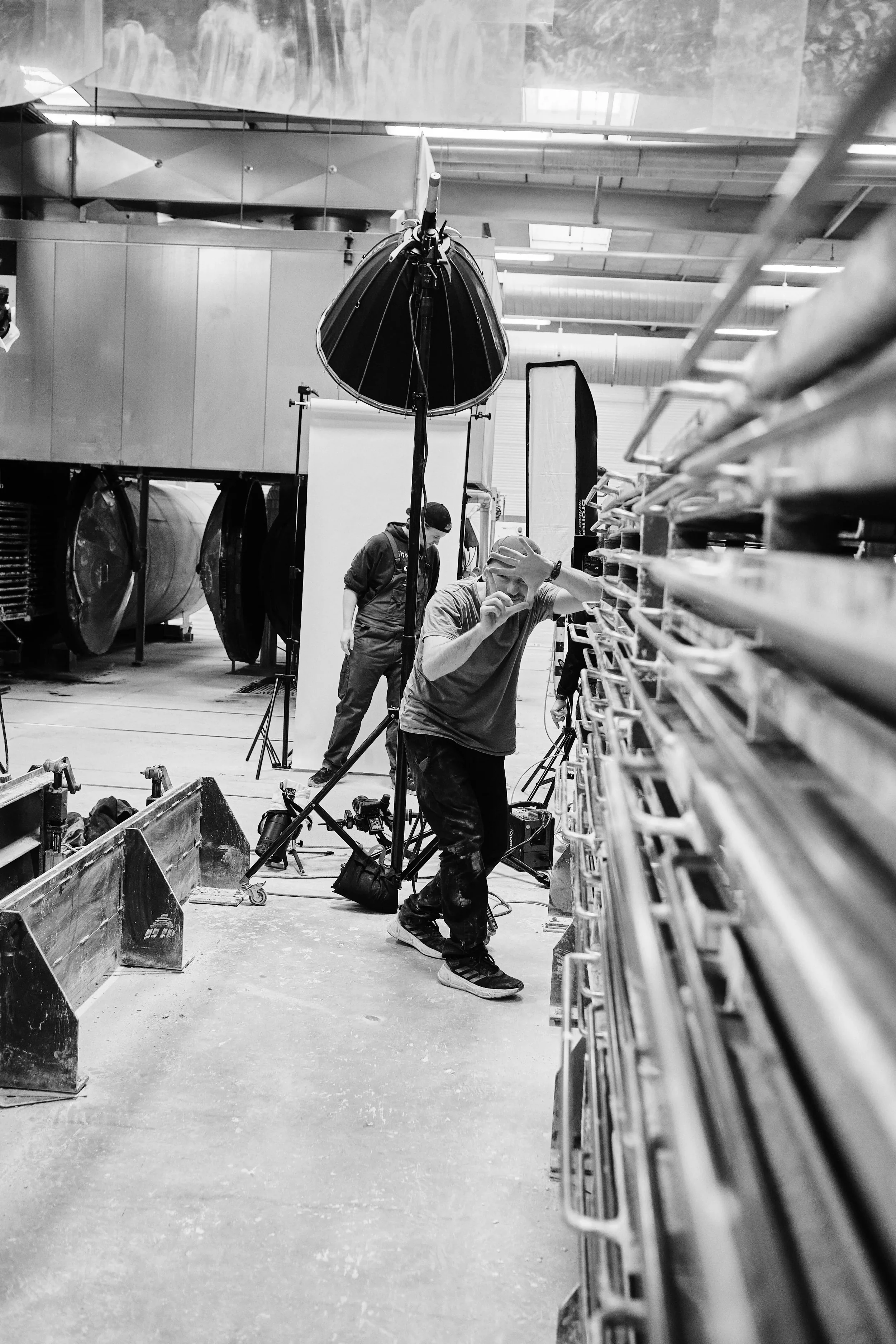 Fotoshooting-Mitarbeiter_Qualitätskampagne-BTS-Shots-Melle-Osnabrück-Melos--Granulat-Bodenbelag-Kampagne-Hinter-den-Kulissen_Color_0025_Web.webp