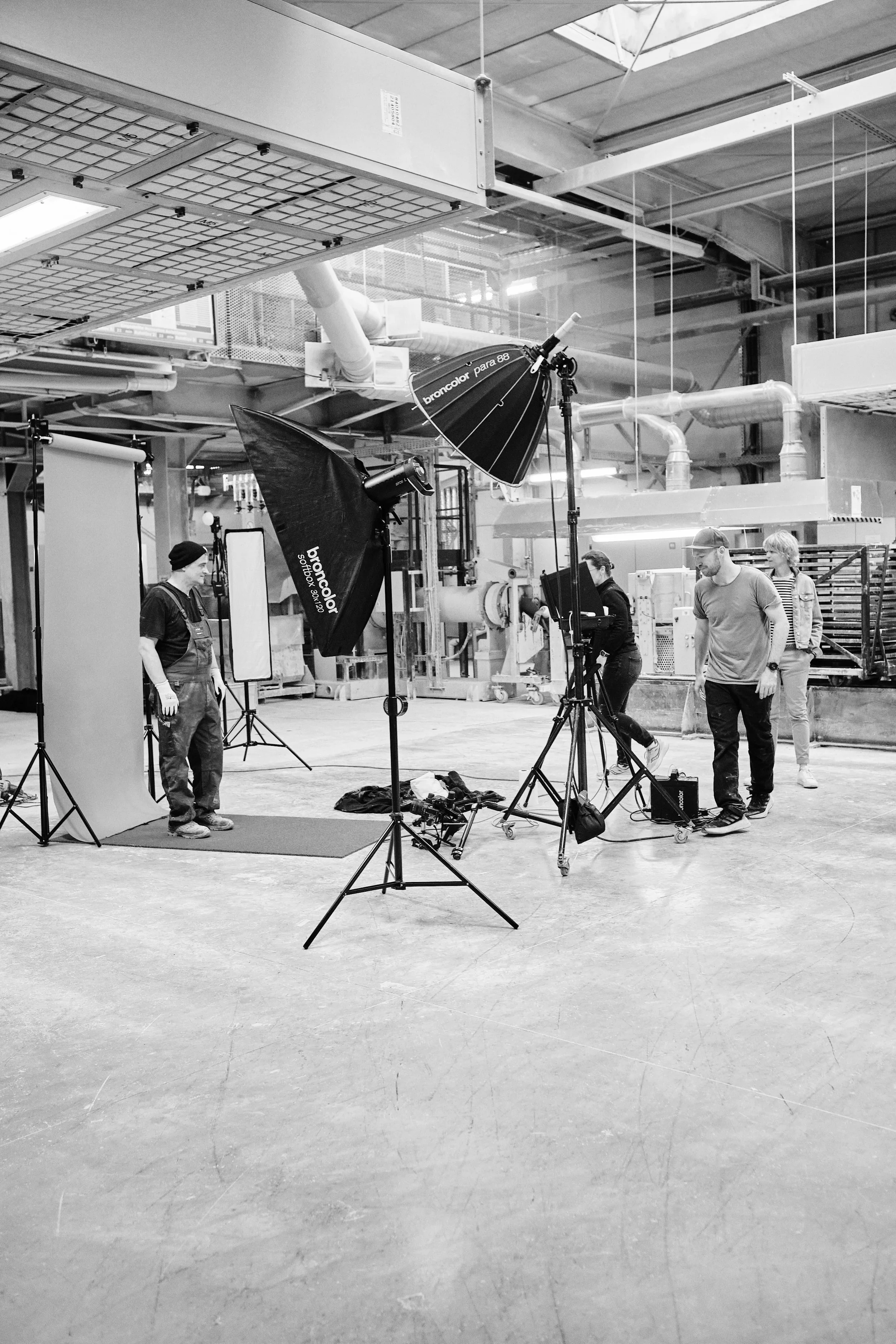 Fotoshooting-Mitarbeiter_Qualitätskampagne-BTS-Shots-Melle-Osnabrück-Melos--Granulat-Bodenbelag-Kampagne-Hinter-den-Kulissen_Color_0018_Web.webp