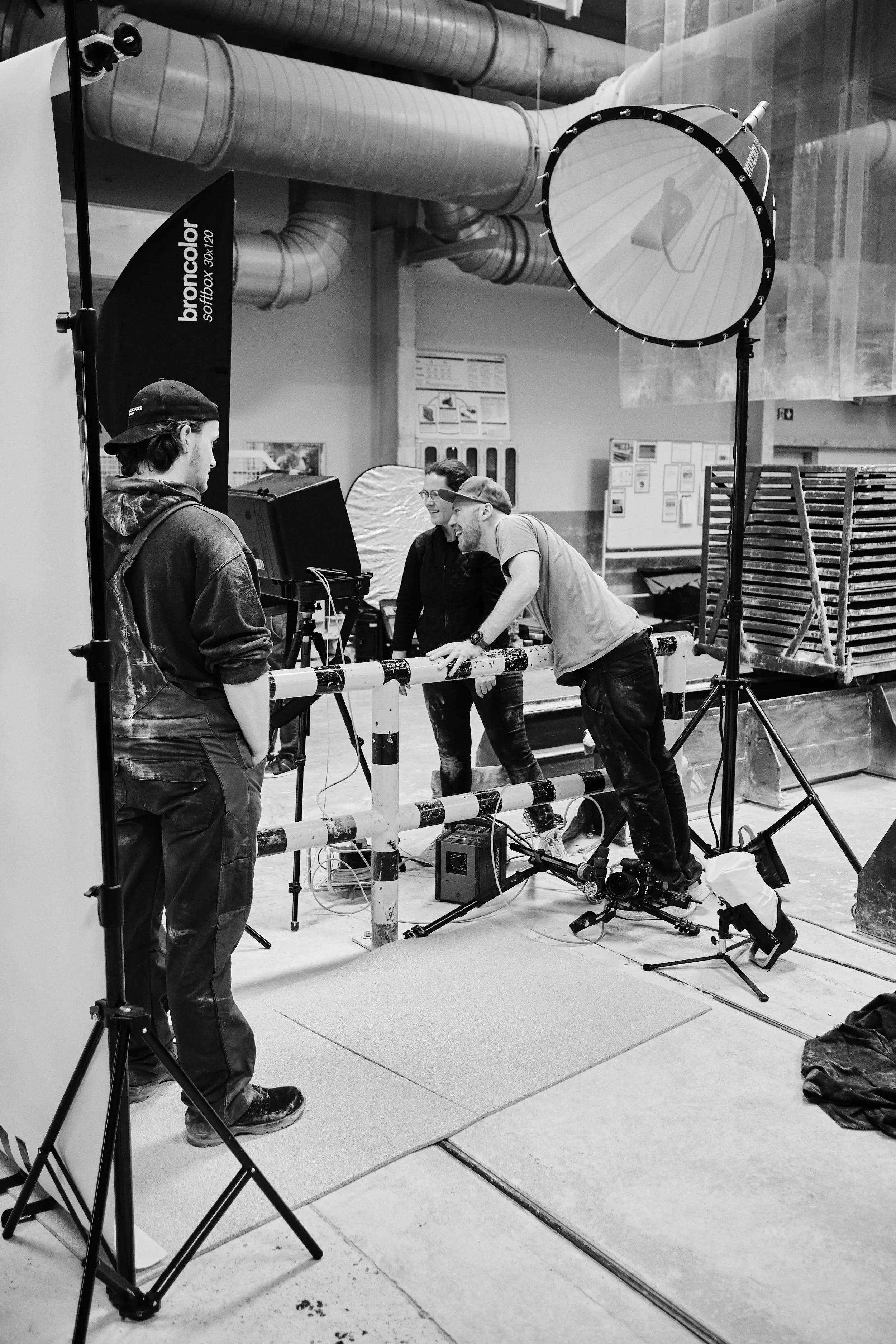 Fotoshooting-Mitarbeiter_Qualitätskampagne-BTS-Shots-Melle-Osnabrück-Melos--Granulat-Bodenbelag-Kampagne-Hinter-den-Kulissen_Color_0024_Web.webp