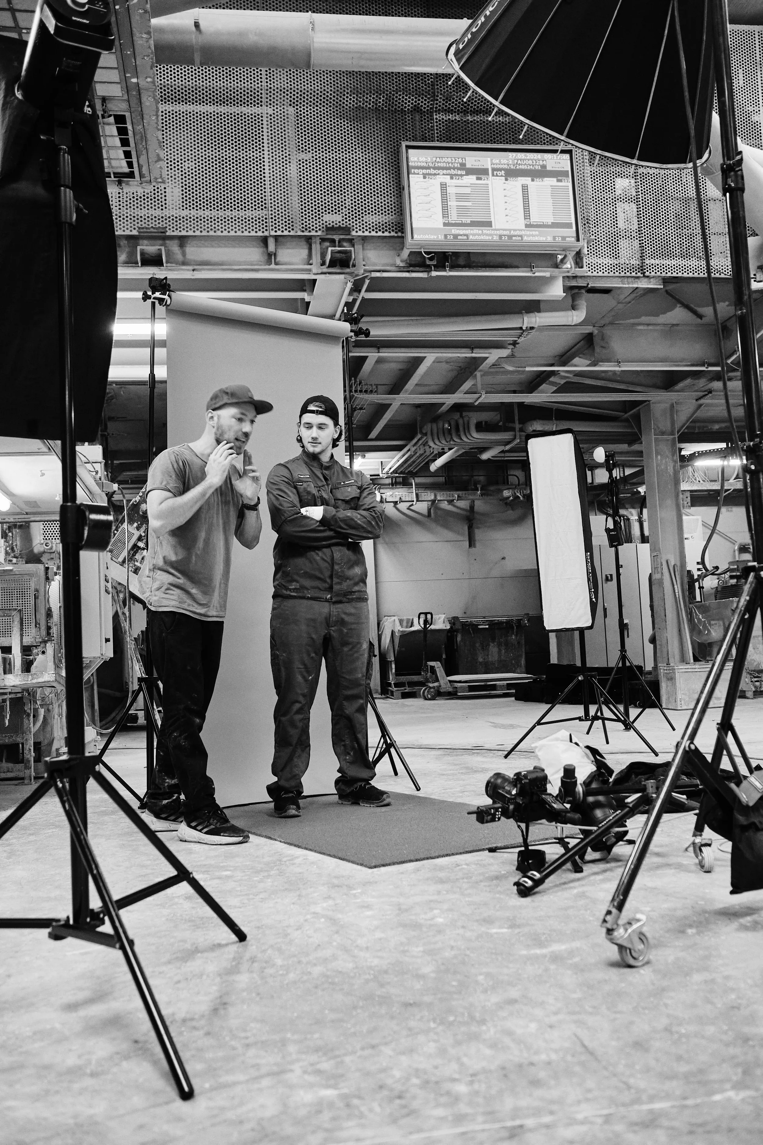 Fotoshooting-Mitarbeiter_Qualitätskampagne-BTS-Shots-Melle-Osnabrück-Melos--Granulat-Bodenbelag-Kampagne-Hinter-den-Kulissen_Color_0020_Web.webp