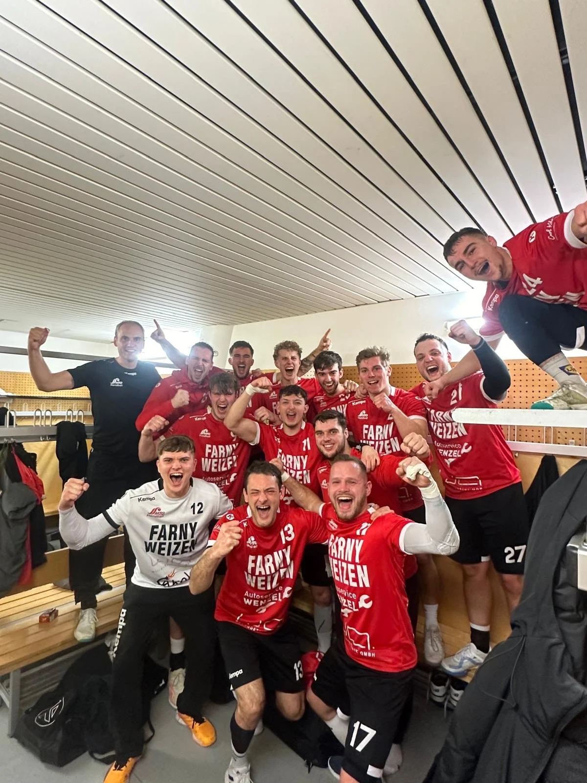 1b bleibt auf Tabellenplatz 1