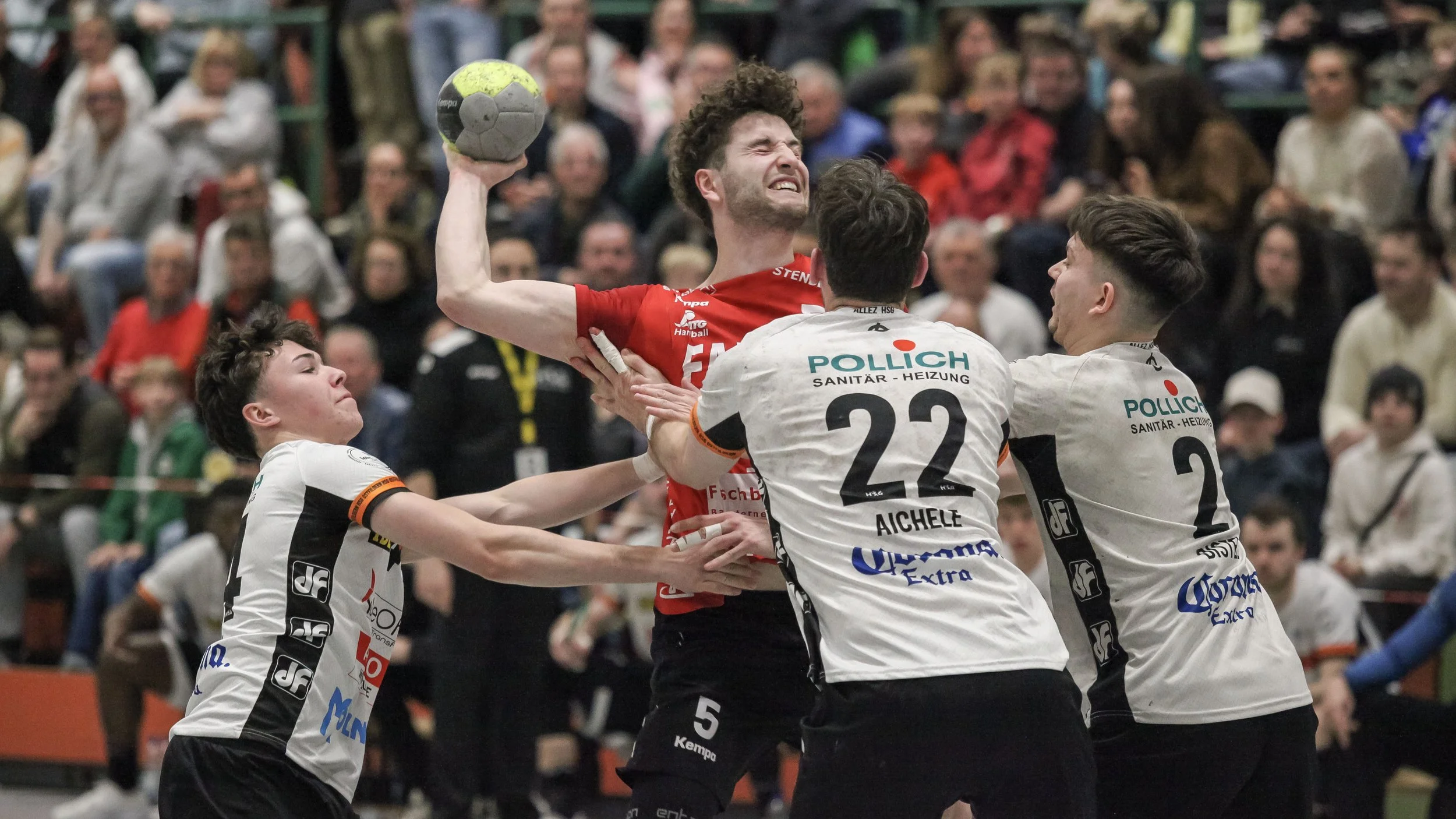 M1 stehen mit dem Rücken zur Wand