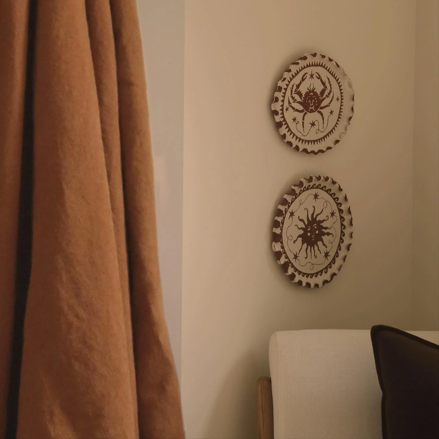 🦁 We have some amazing plates available on our website as part of our first ceramic collection. Each artwork has been hand made and illustrated using a sgraffito technique. This collection is inspired by Greek Mythologies and stories they represent 